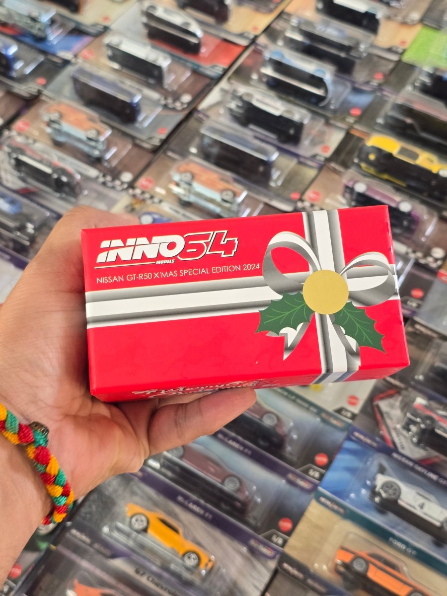 Inno64 Nissan GT - R50 Italdesign Christmas Edition (CHASE) - Kinder Logs