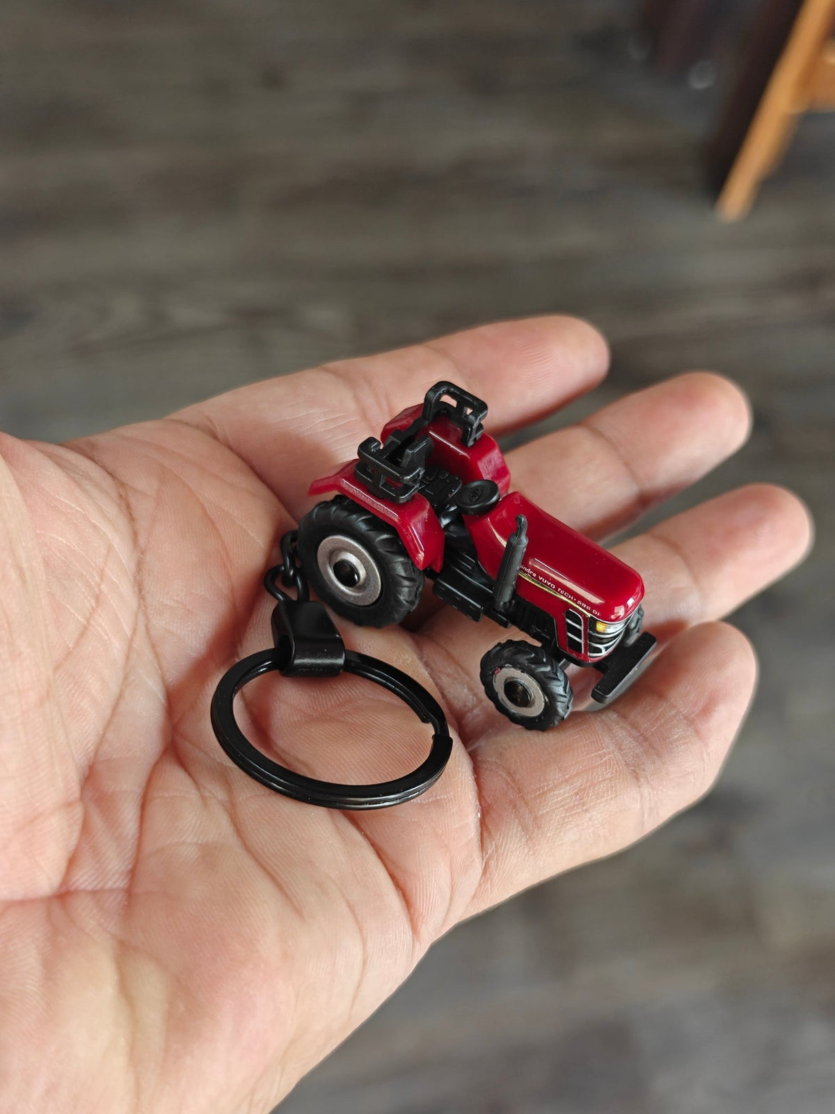 Mahindra Yuvo Tech+ 585 DI Tractor Keychain (Uncarded - New) - Kinder Logs