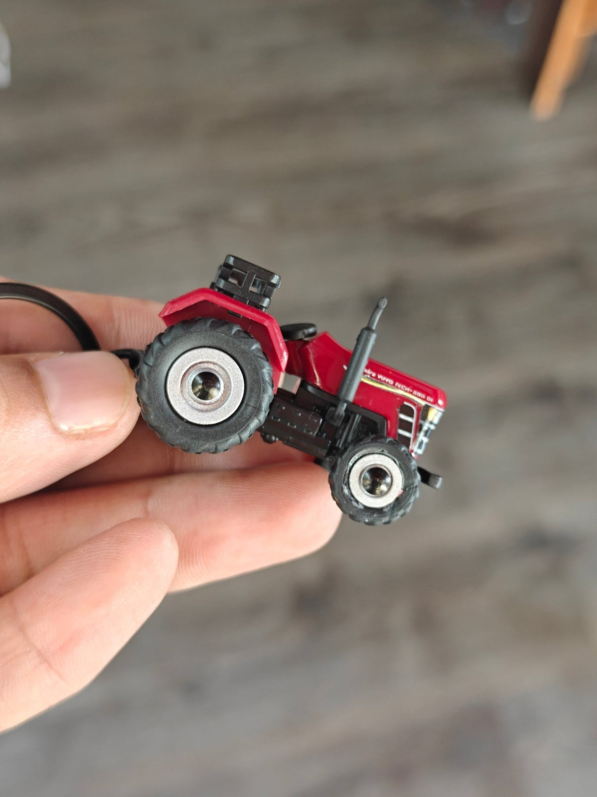Mahindra Yuvo Tech+ 585 DI Tractor Keychain (Uncarded - New) - Kinder Logs