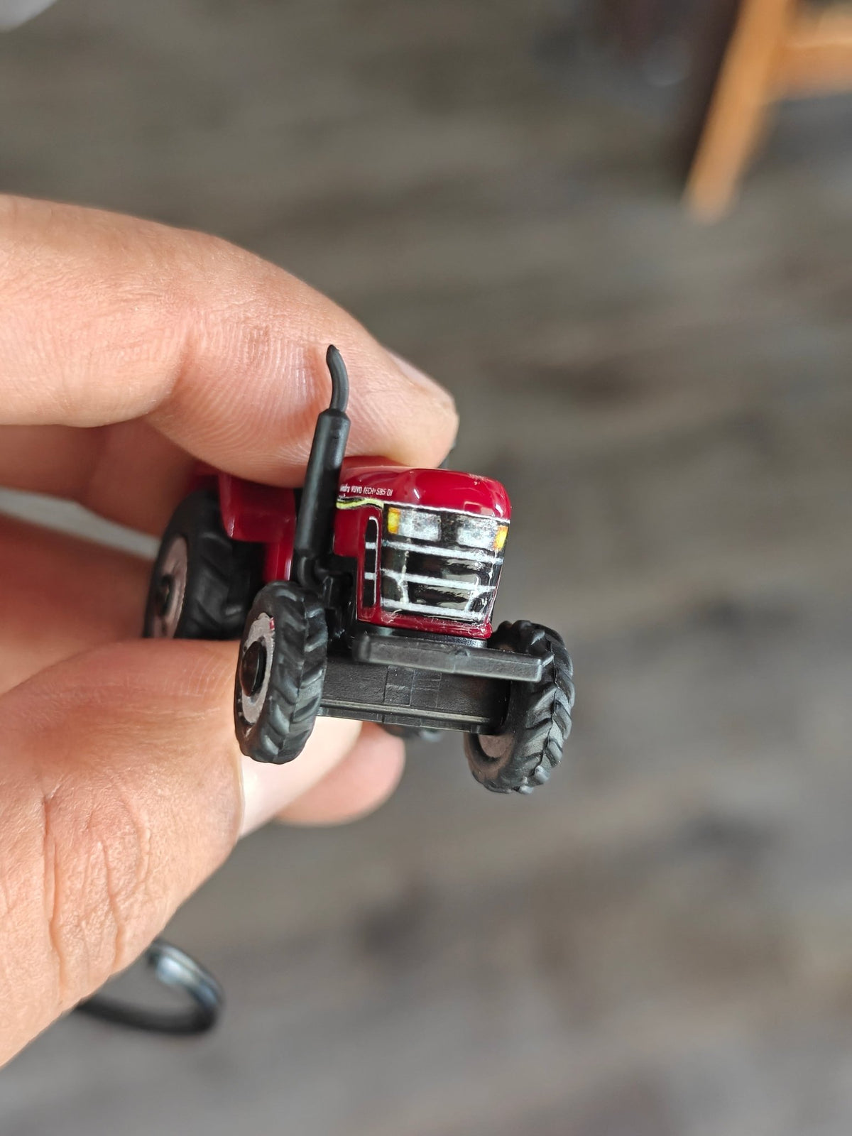 Mahindra Yuvo Tech+ 585 DI Tractor Keychain (Uncarded - New) - Kinder Logs