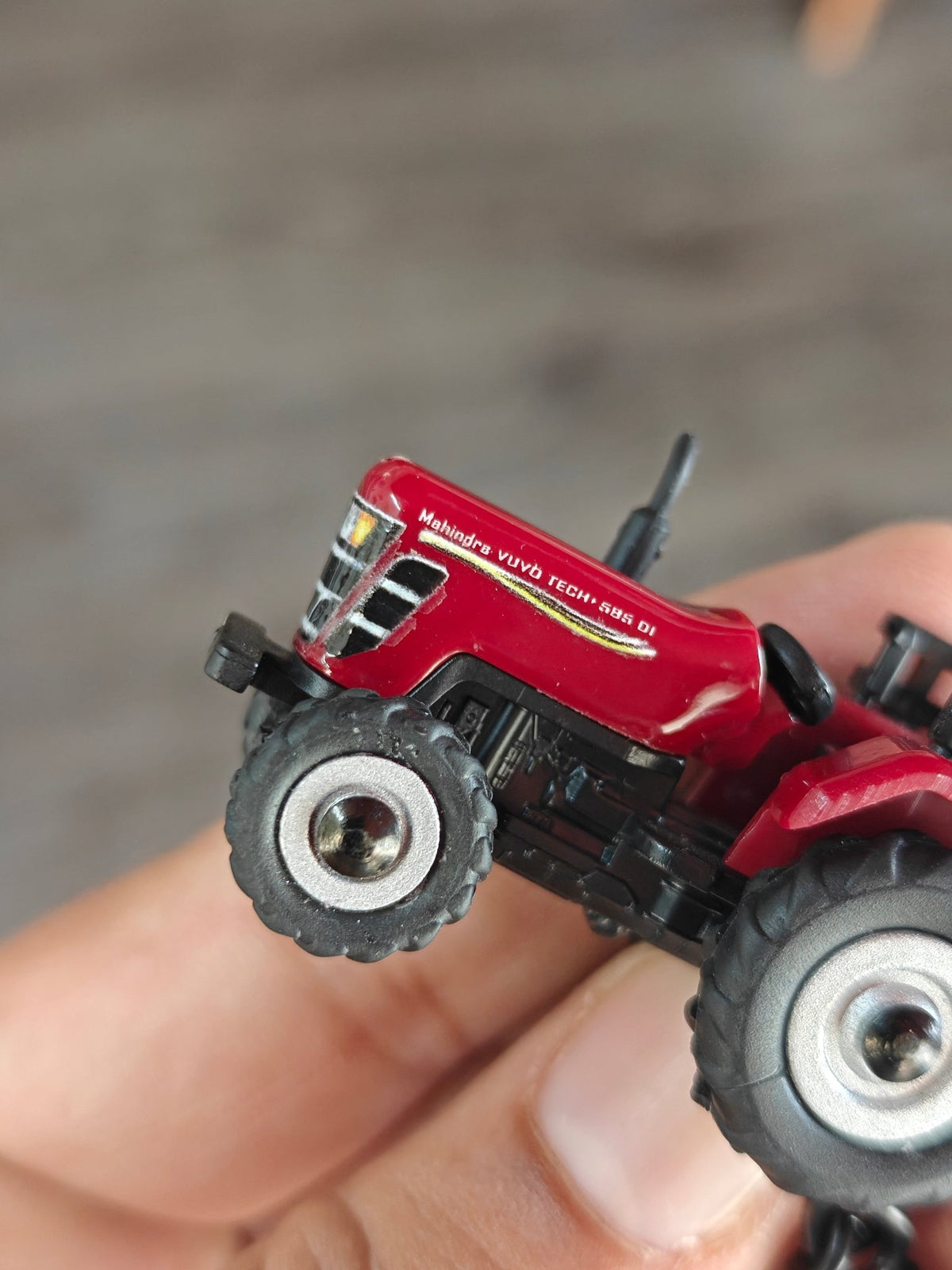 Mahindra Yuvo Tech+ 585 DI Tractor Keychain (Uncarded - New) - Kinder Logs