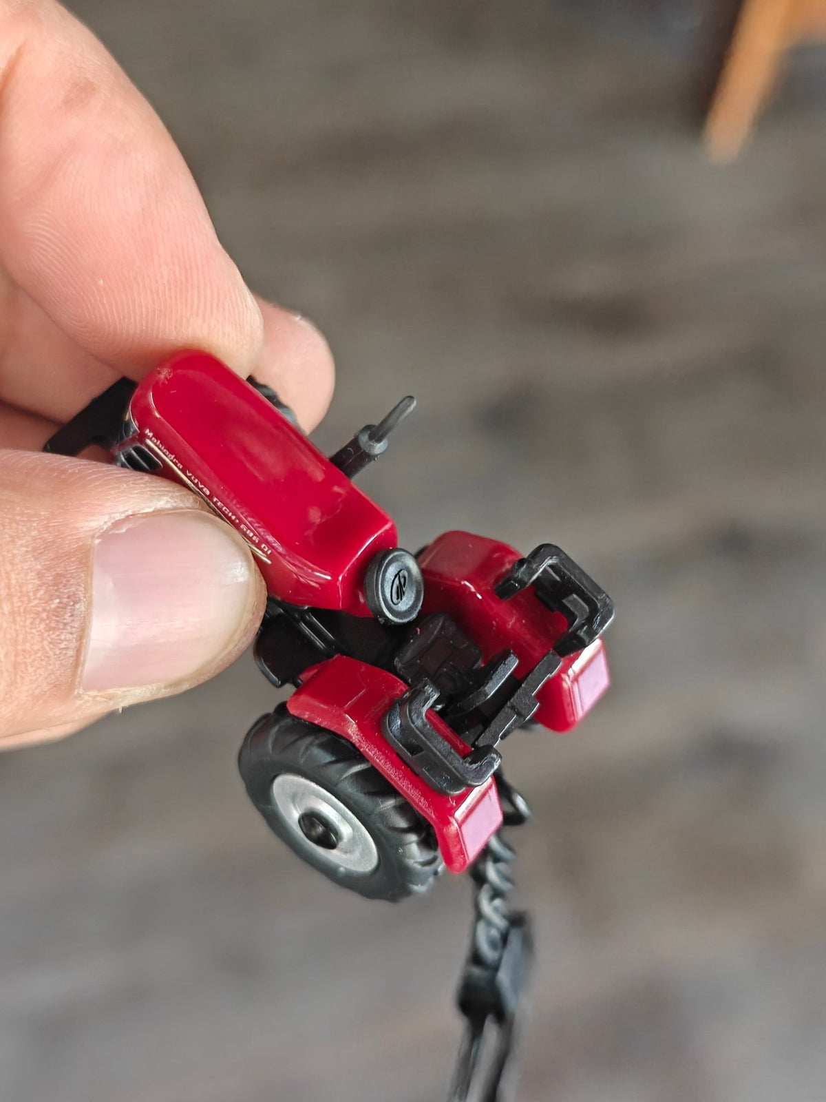 Mahindra Yuvo Tech+ 585 DI Tractor Keychain (Uncarded - New) - Kinder Logs
