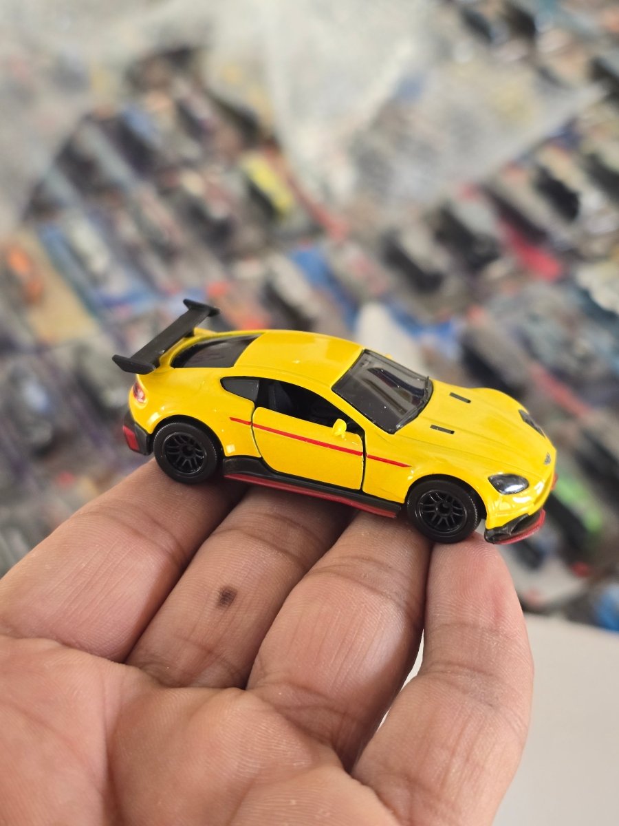 Majorette Aston Martin Vantage GT8 - Yellow (Uncarded) - Kinder Logs
