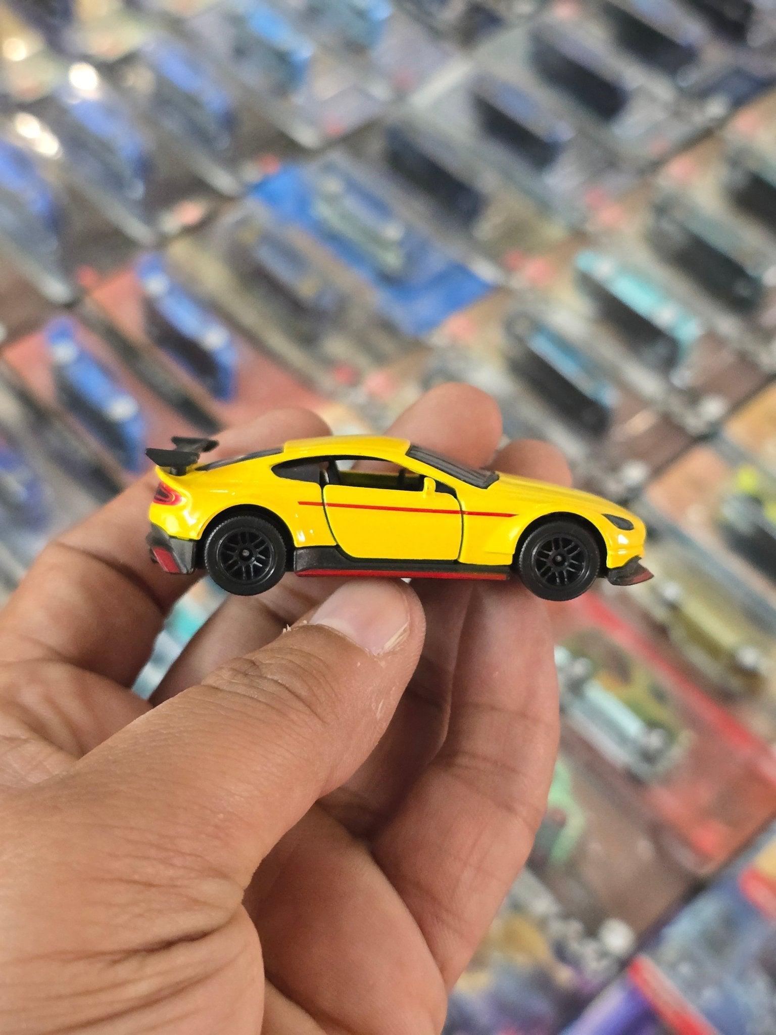 Majorette Aston Martin Vantage GT8 - Yellow (Uncarded) - Kinder Logs