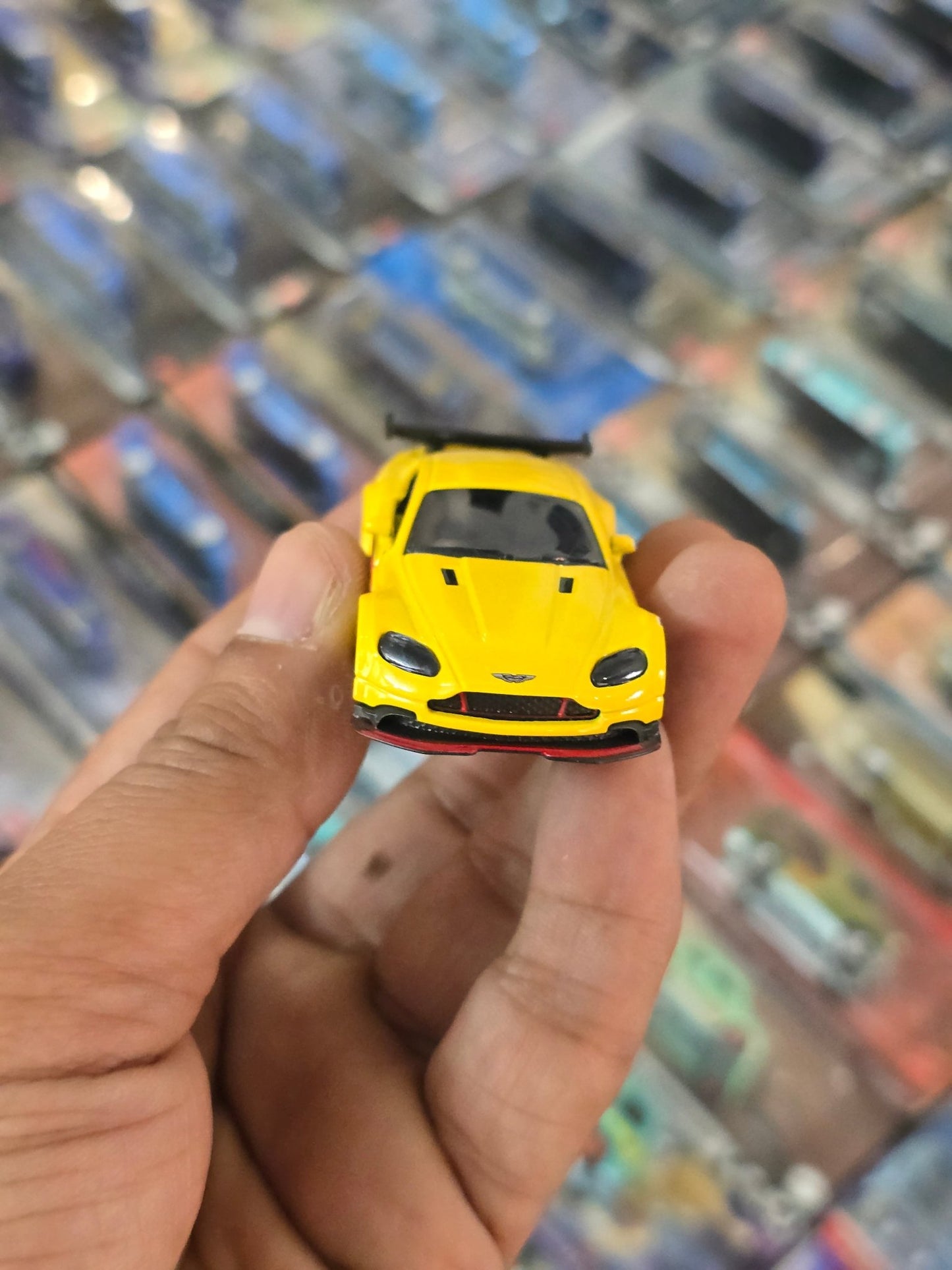 Majorette Aston Martin Vantage GT8 - Yellow (Uncarded) - Kinder Logs