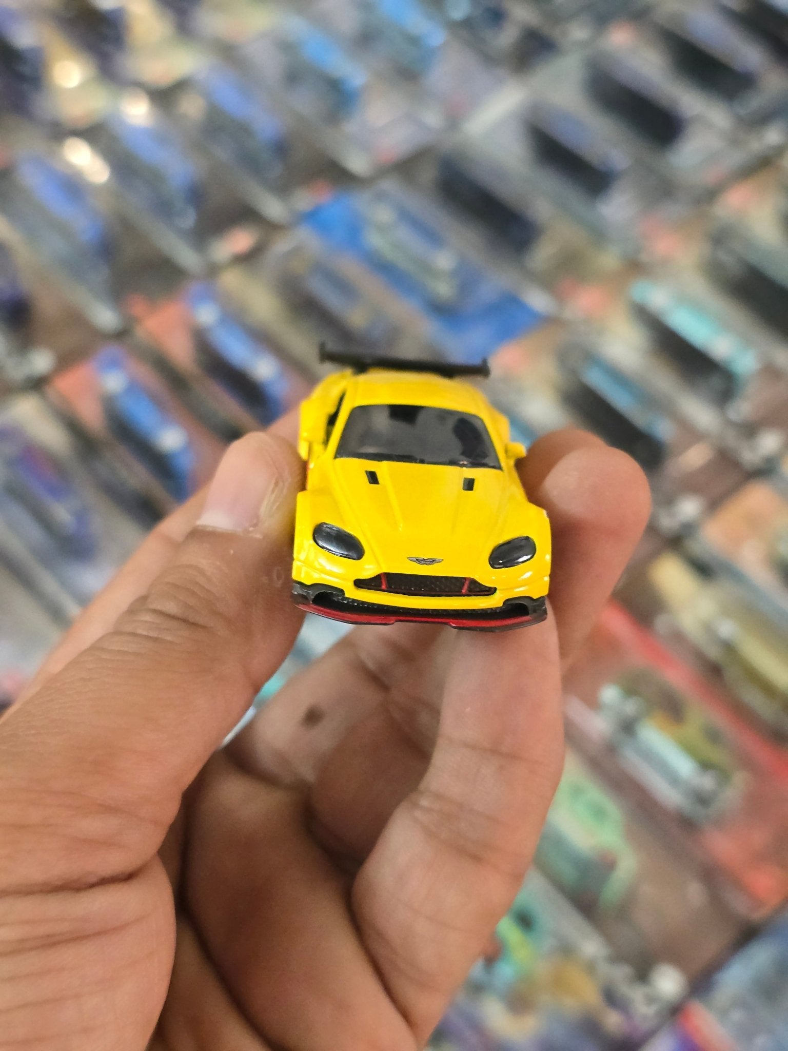 Majorette Aston Martin Vantage GT8 - Yellow (Uncarded) - Kinder Logs