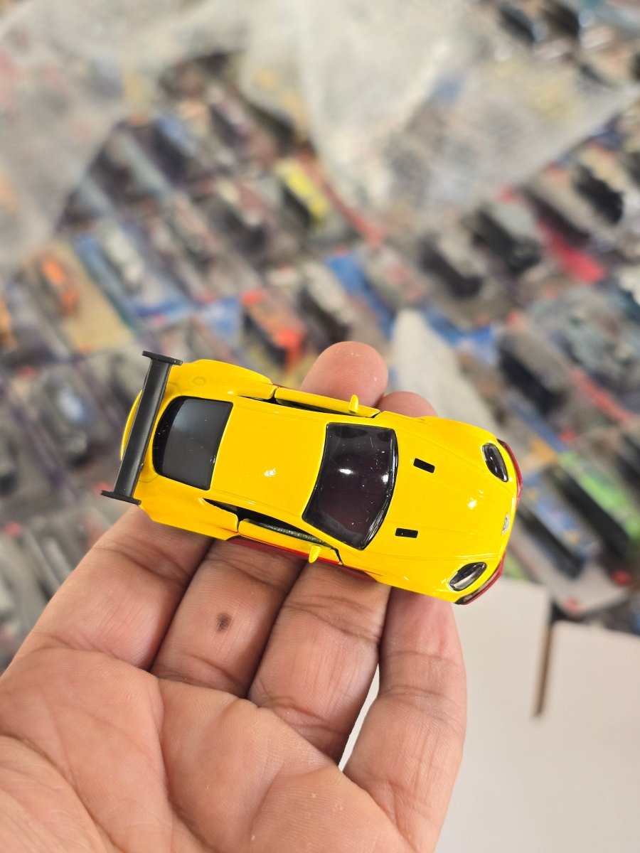 Majorette Aston Martin Vantage GT8 - Yellow (Uncarded) - Kinder Logs
