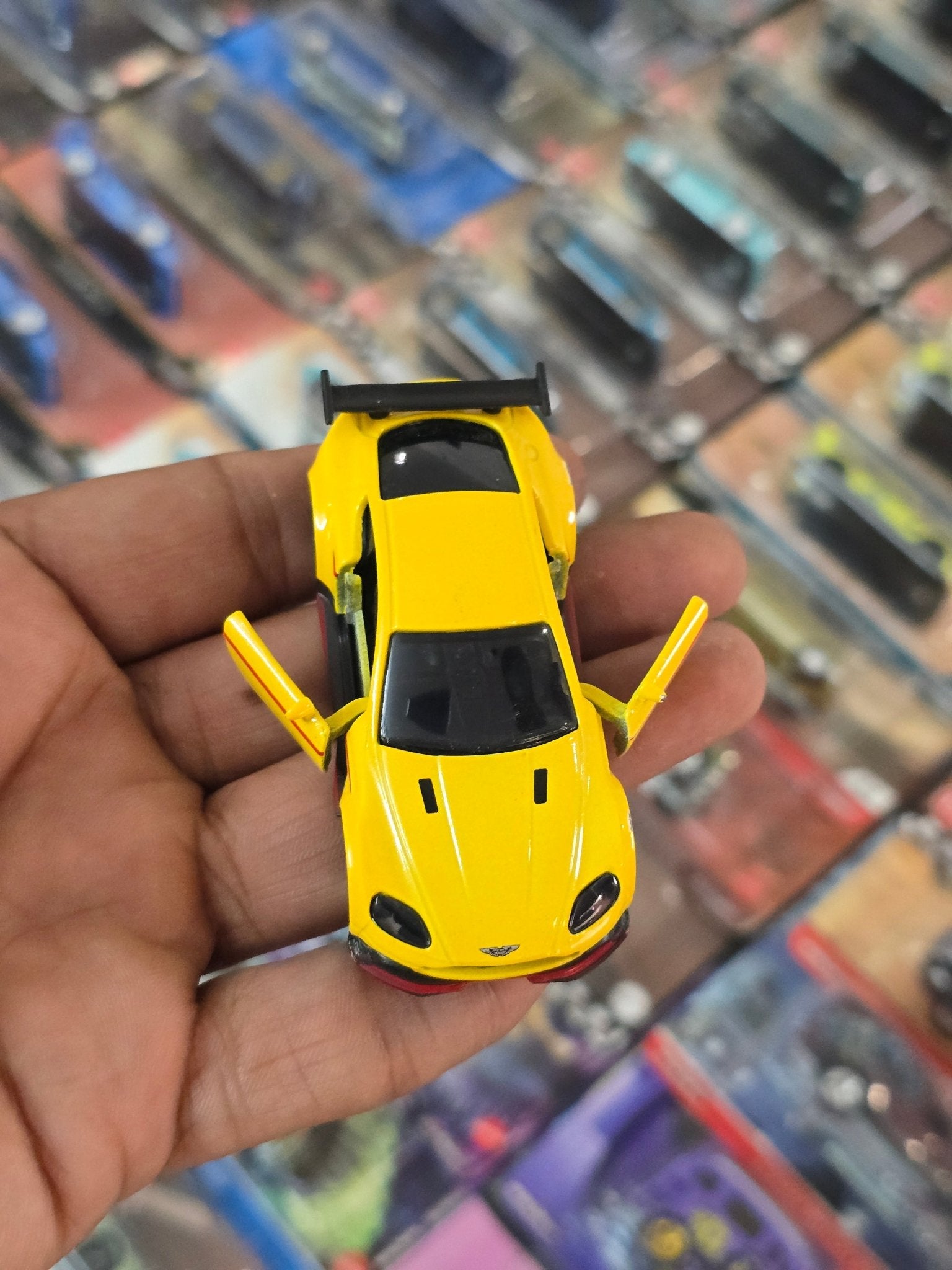 Majorette Aston Martin Vantage GT8 - Yellow (Uncarded) - Kinder Logs