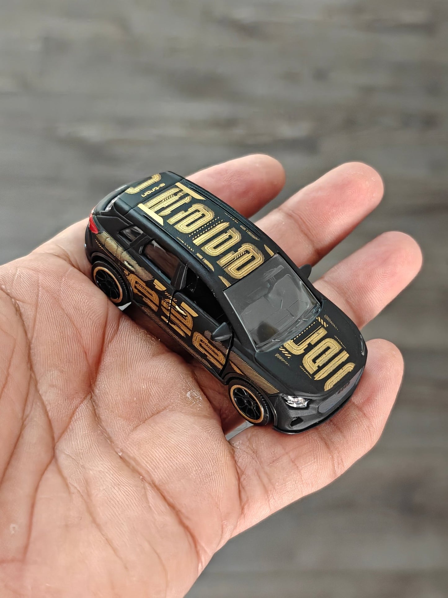 Majorette Audi Q4 e-TRON - Black-Gold (Uncarded) - Kinder Logs
