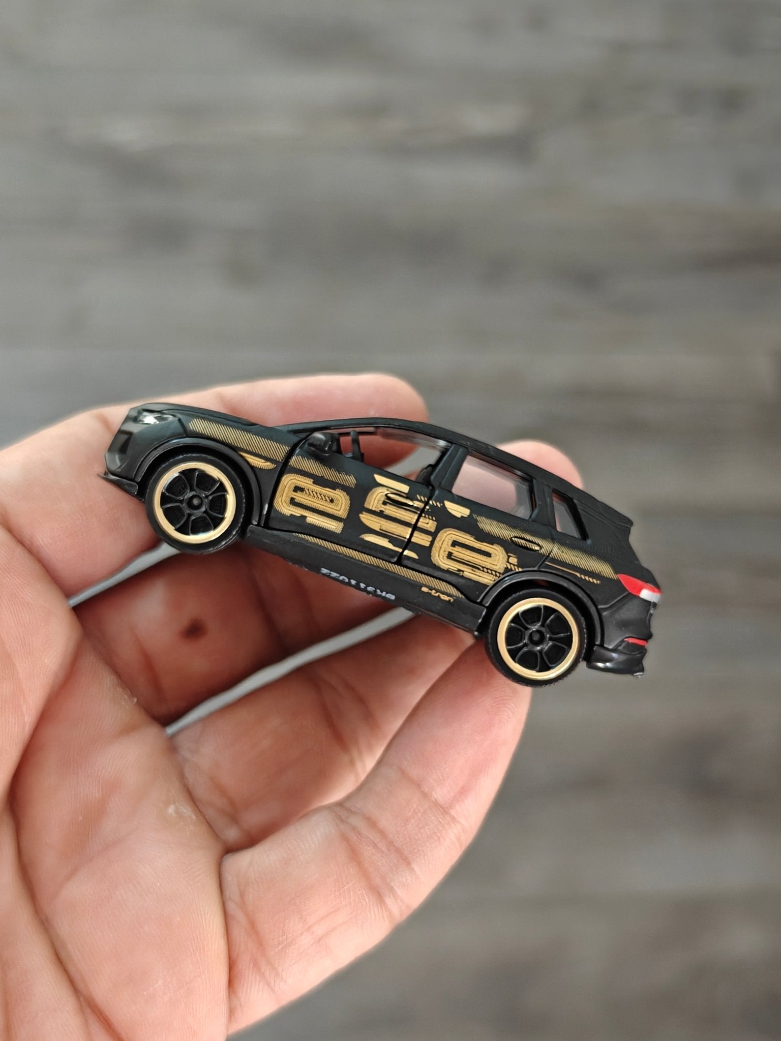 Majorette Audi Q4 e-TRON - Black-Gold (Uncarded) - Kinder Logs