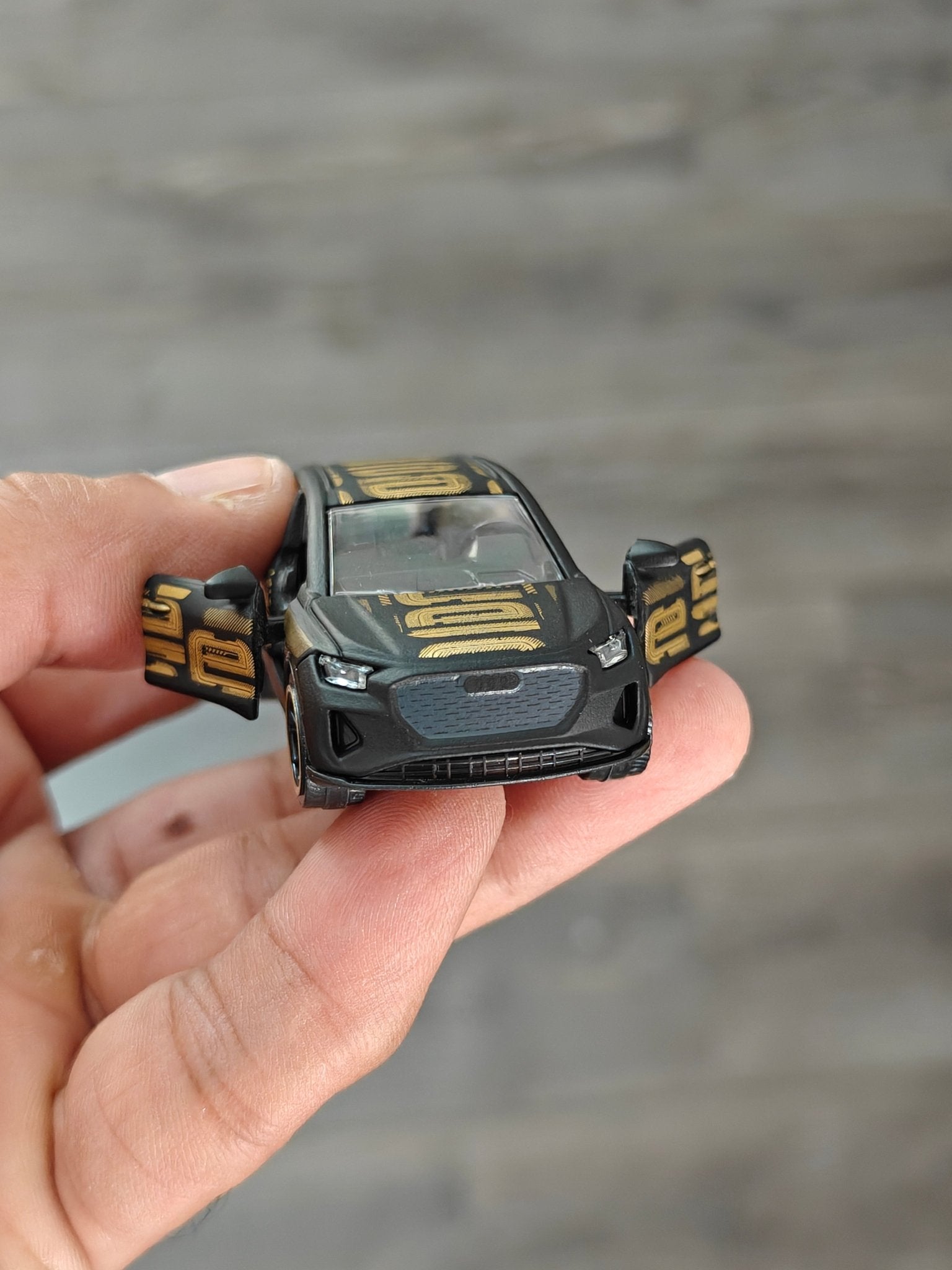 Majorette Audi Q4 e-TRON - Black-Gold (Uncarded) - Kinder Logs