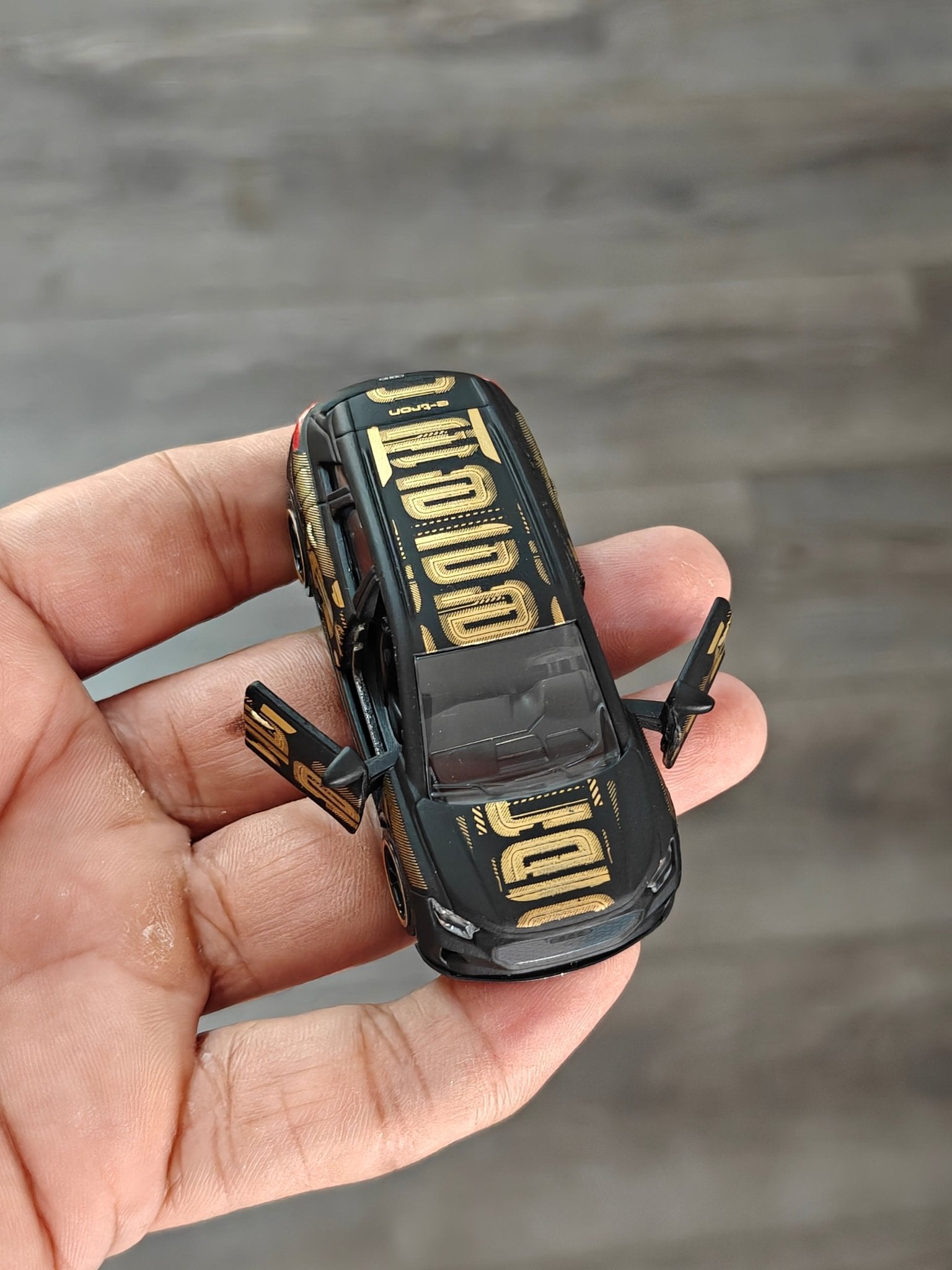 Majorette Audi Q4 e-TRON - Black-Gold (Uncarded) - Kinder Logs