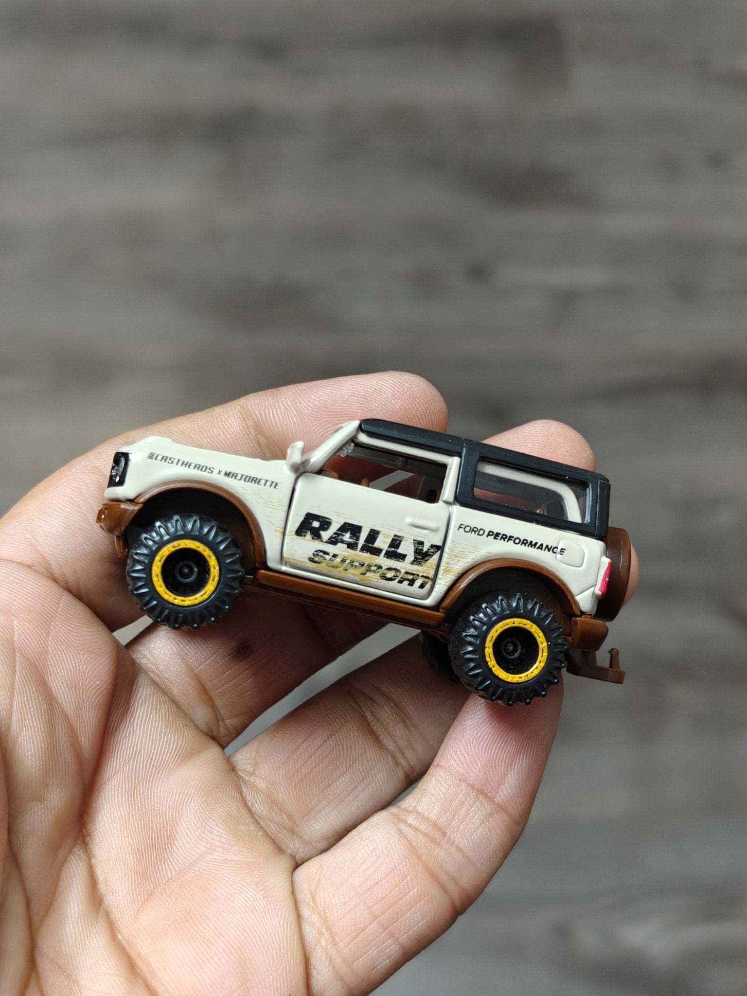 Majorette Ford Bronco Wildtrak - Beige (Uncarded - New) - Kinder Logs