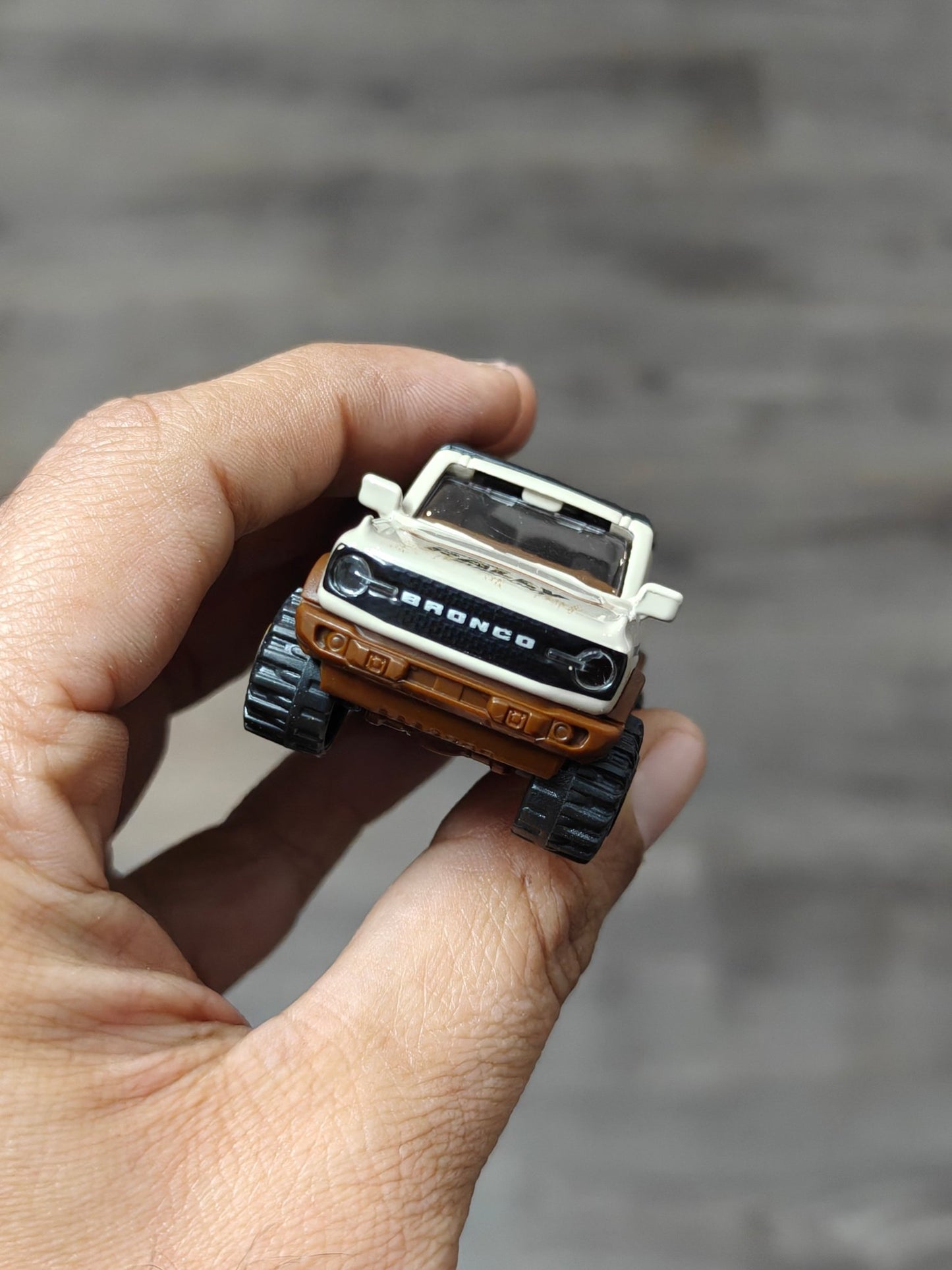 Majorette Ford Bronco Wildtrak - Beige (Uncarded - New) - Kinder Logs