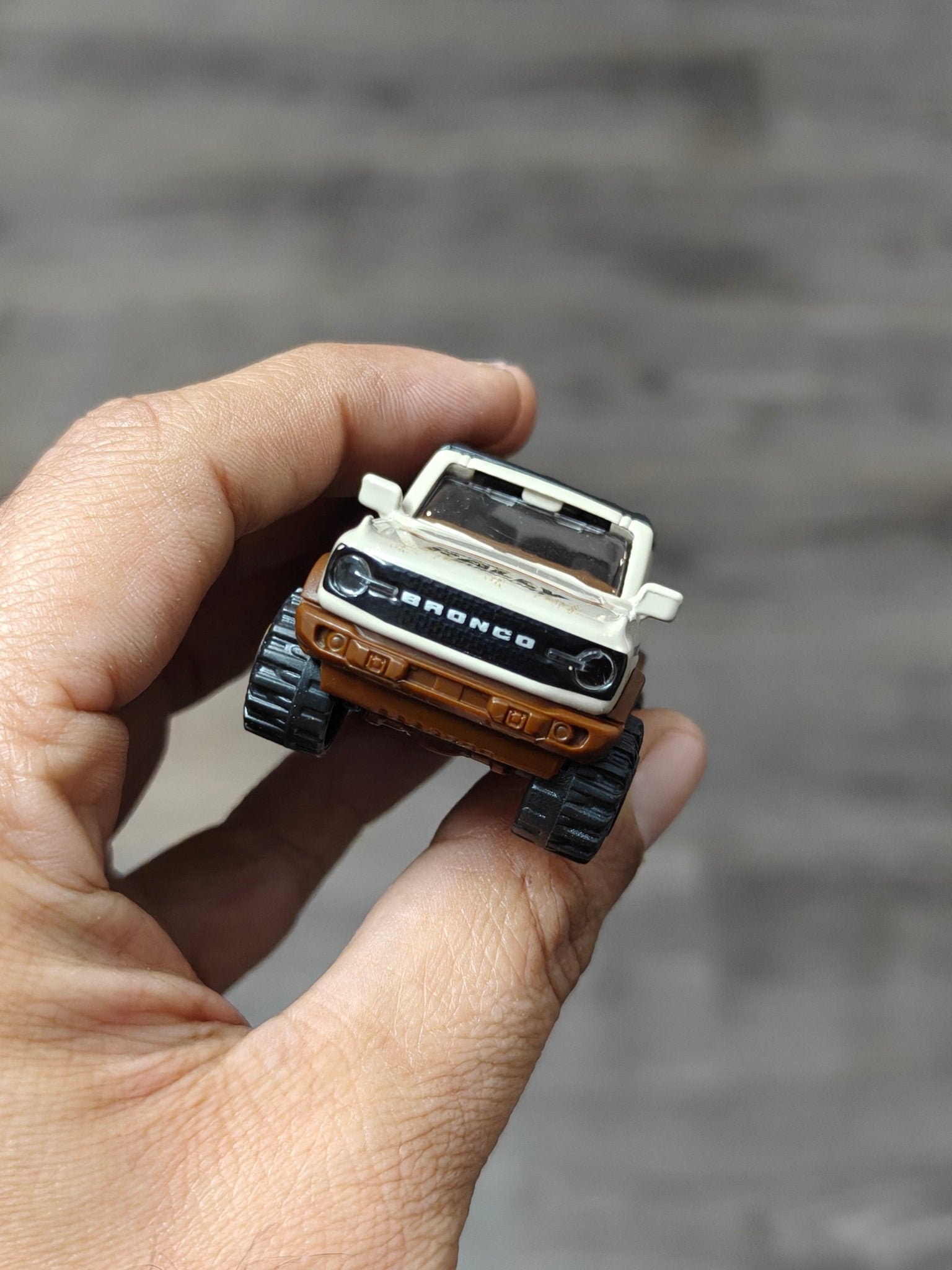 Majorette Ford Bronco Wildtrak - Beige (Uncarded - New) - Kinder Logs
