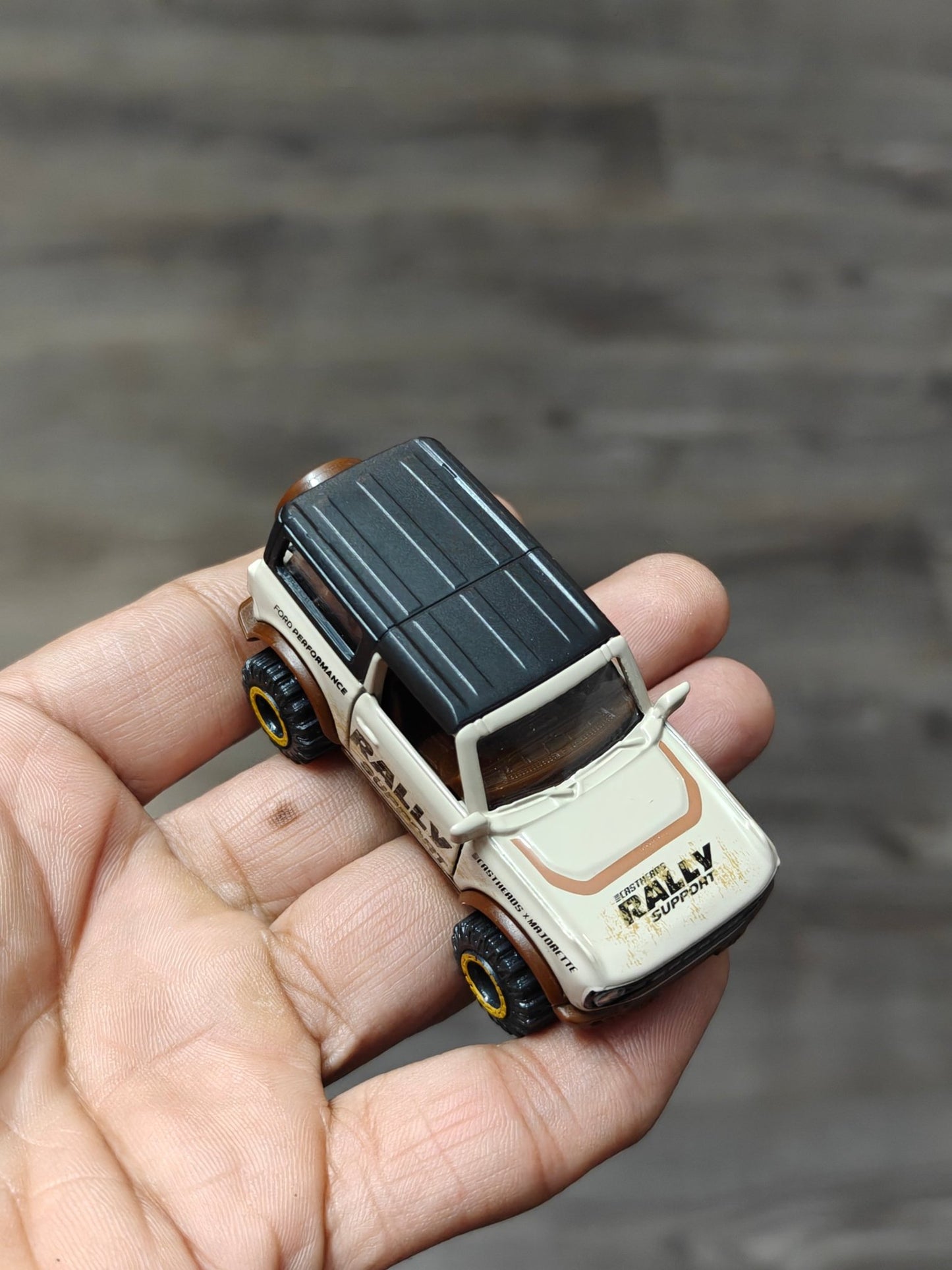 Majorette Ford Bronco Wildtrak - Beige (Uncarded - New) - Kinder Logs