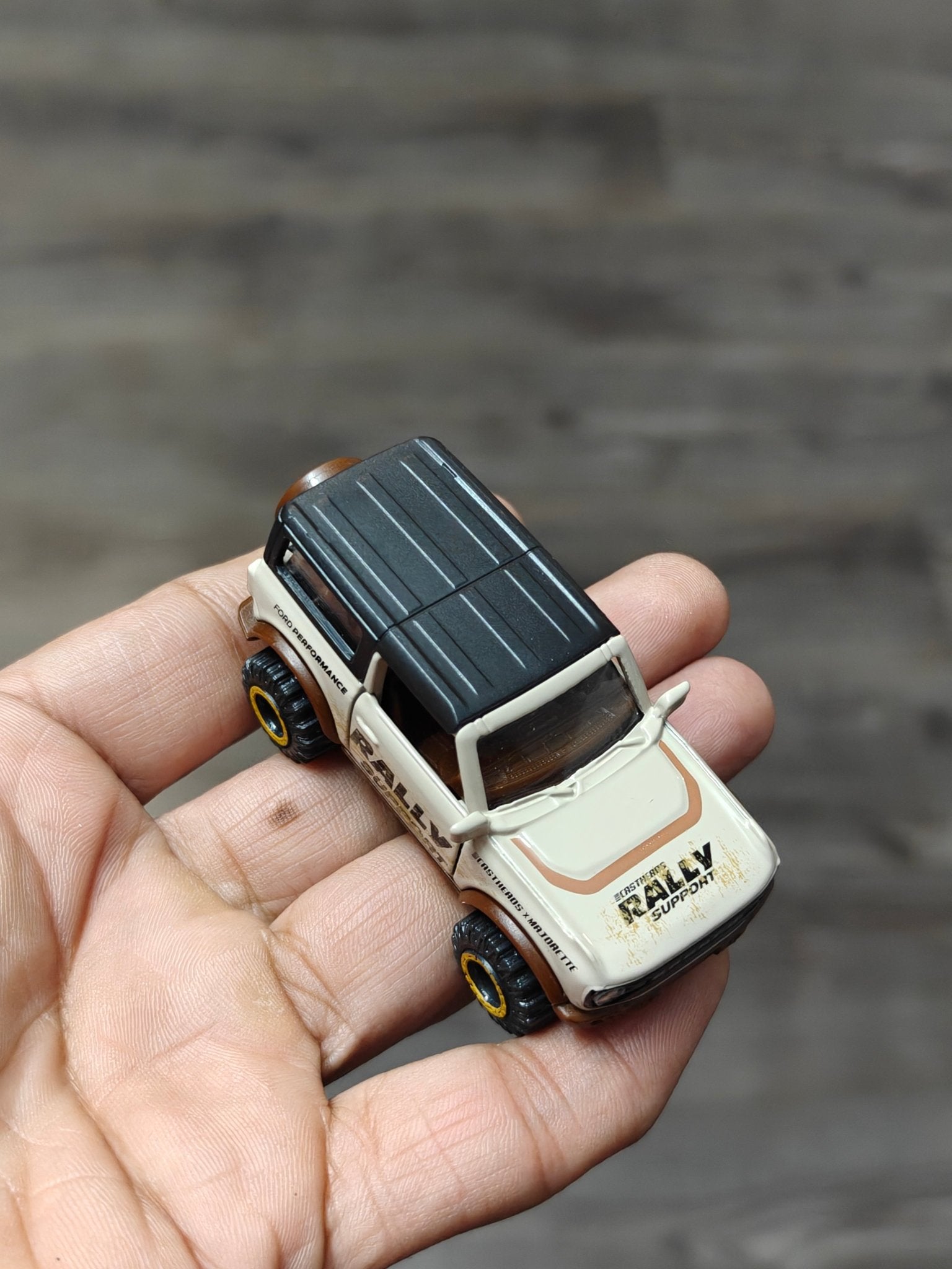 Majorette Ford Bronco Wildtrak - Beige (Uncarded - New) - Kinder Logs