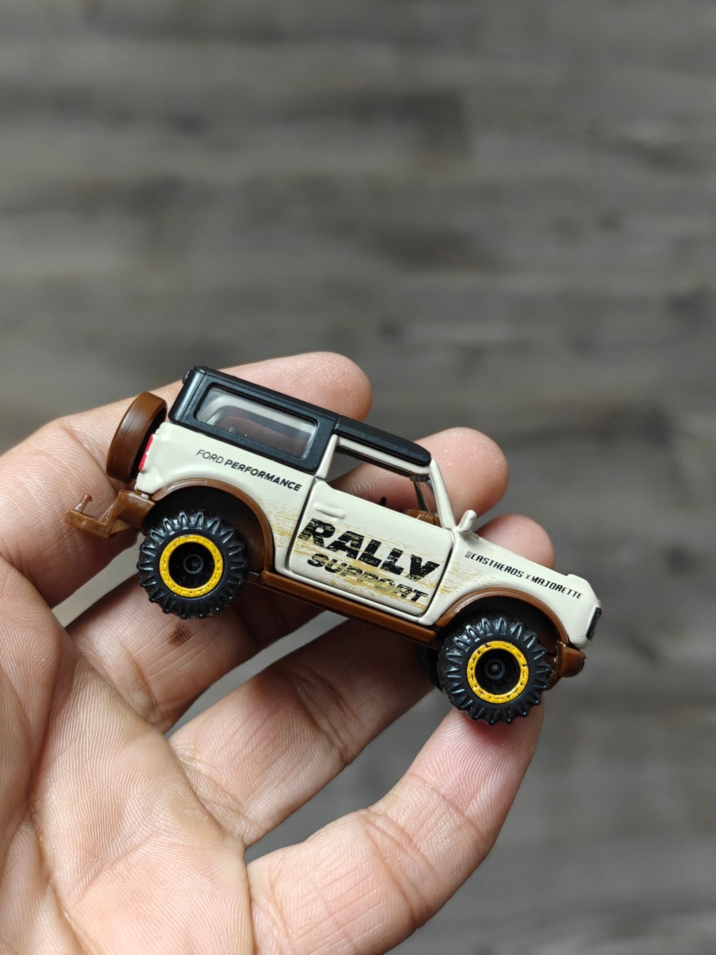 Majorette Ford Bronco Wildtrak - Beige (Uncarded - New) - Kinder Logs