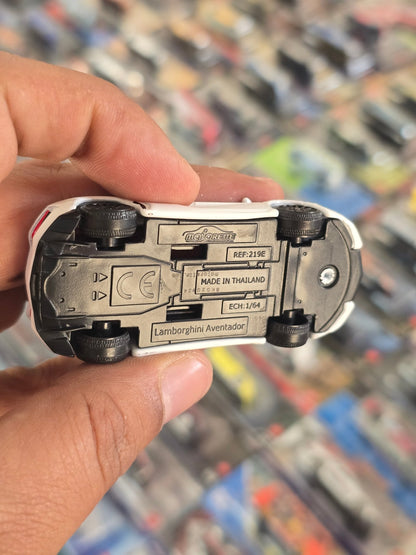 Majorette Lamborghini Aventador - White (Uncarded) - Kinder Logs
