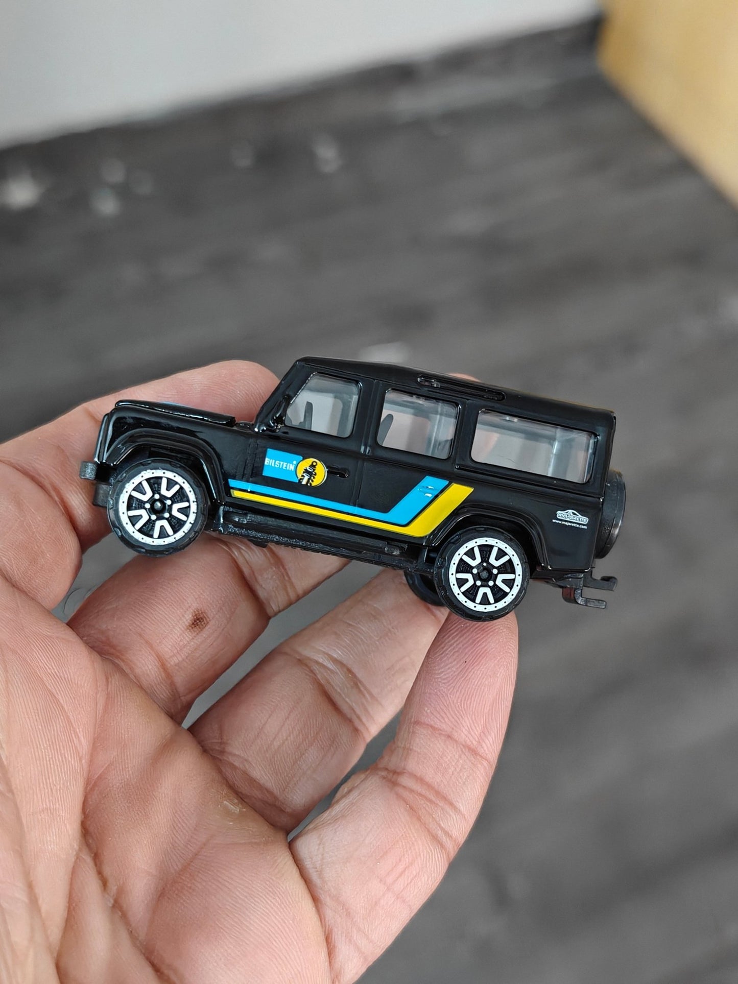 Majorette Land Rover Defender 110 - Black (Uncarded - New) - Kinder Logs