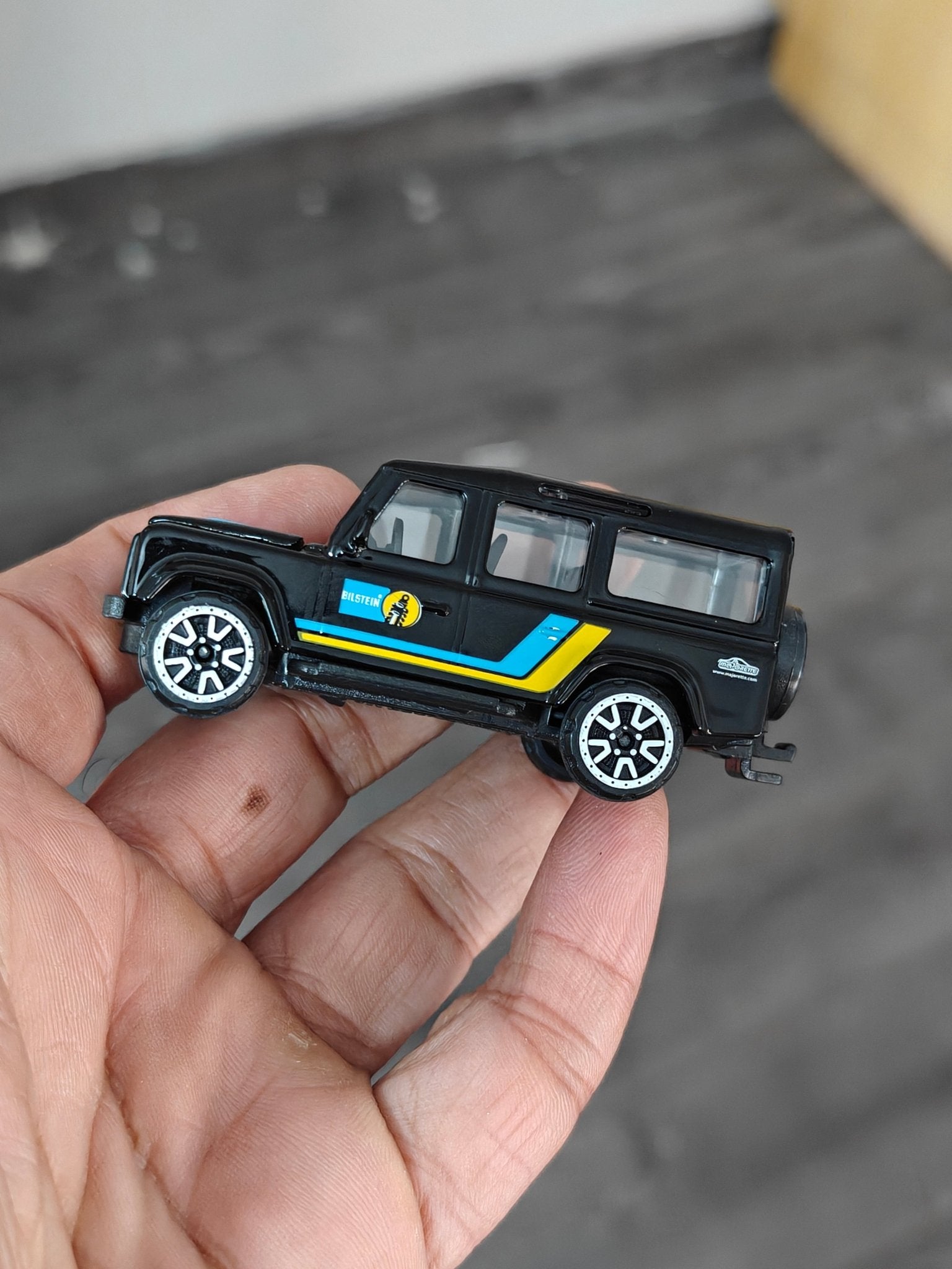 Majorette Land Rover Defender 110 - Black (Uncarded - New) - Kinder Logs