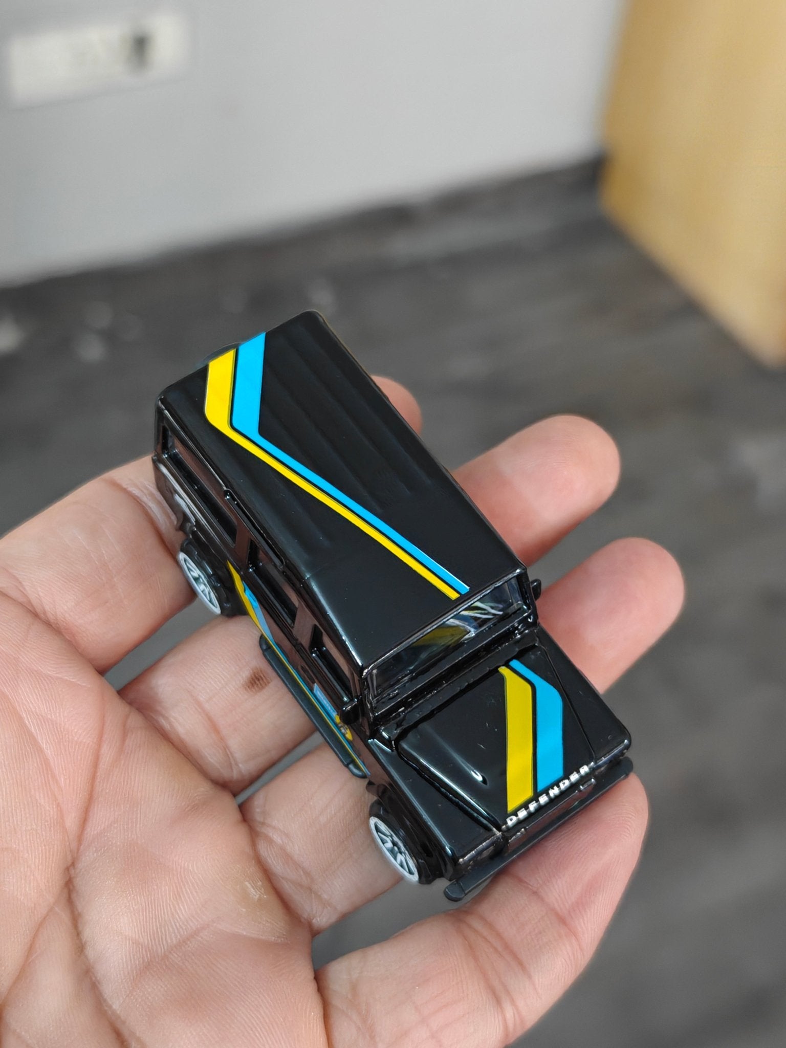 Majorette Land Rover Defender 110 - Black (Uncarded - New) - Kinder Logs