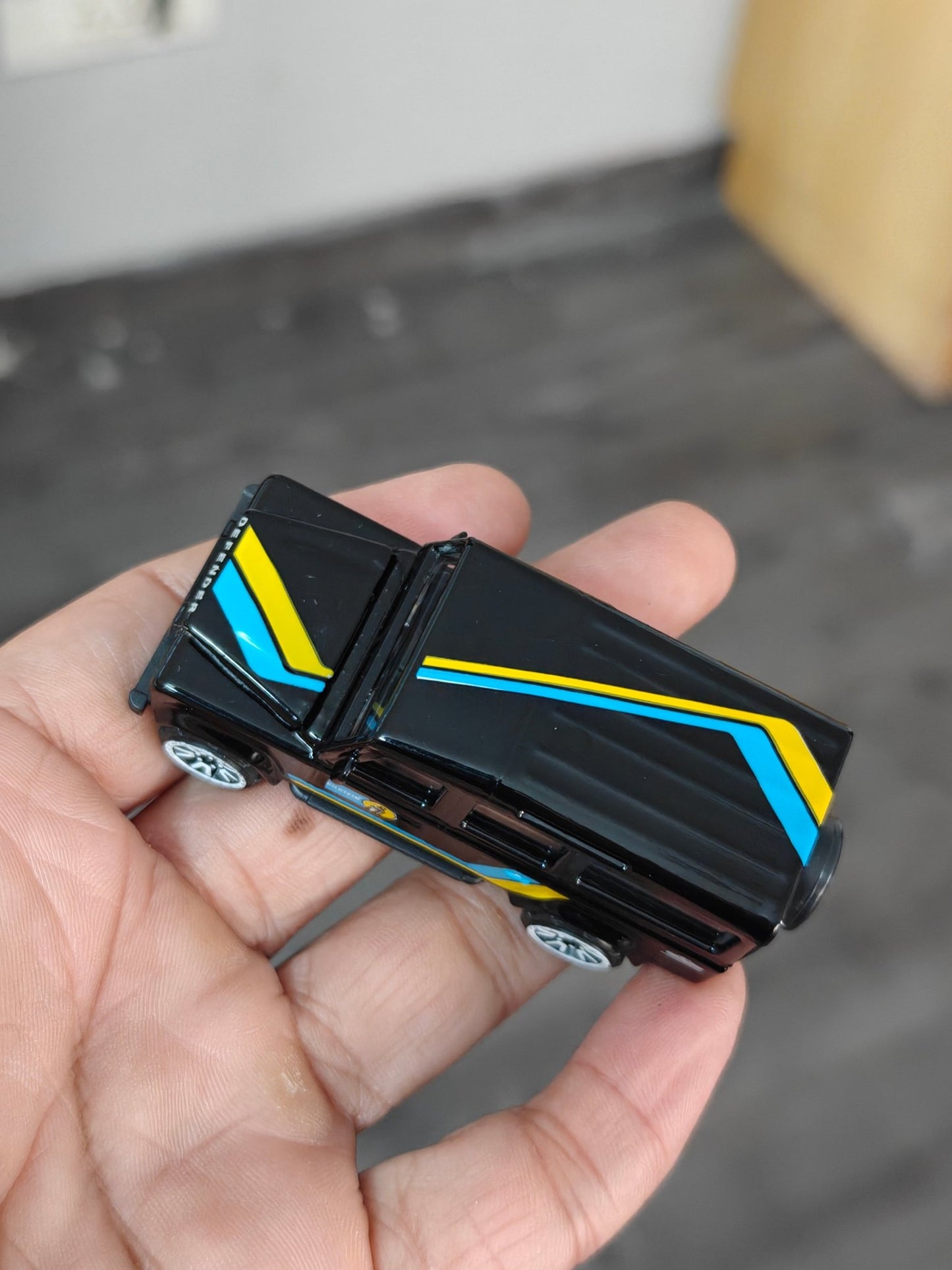 Majorette Land Rover Defender 110 - Black (Uncarded - New) - Kinder Logs