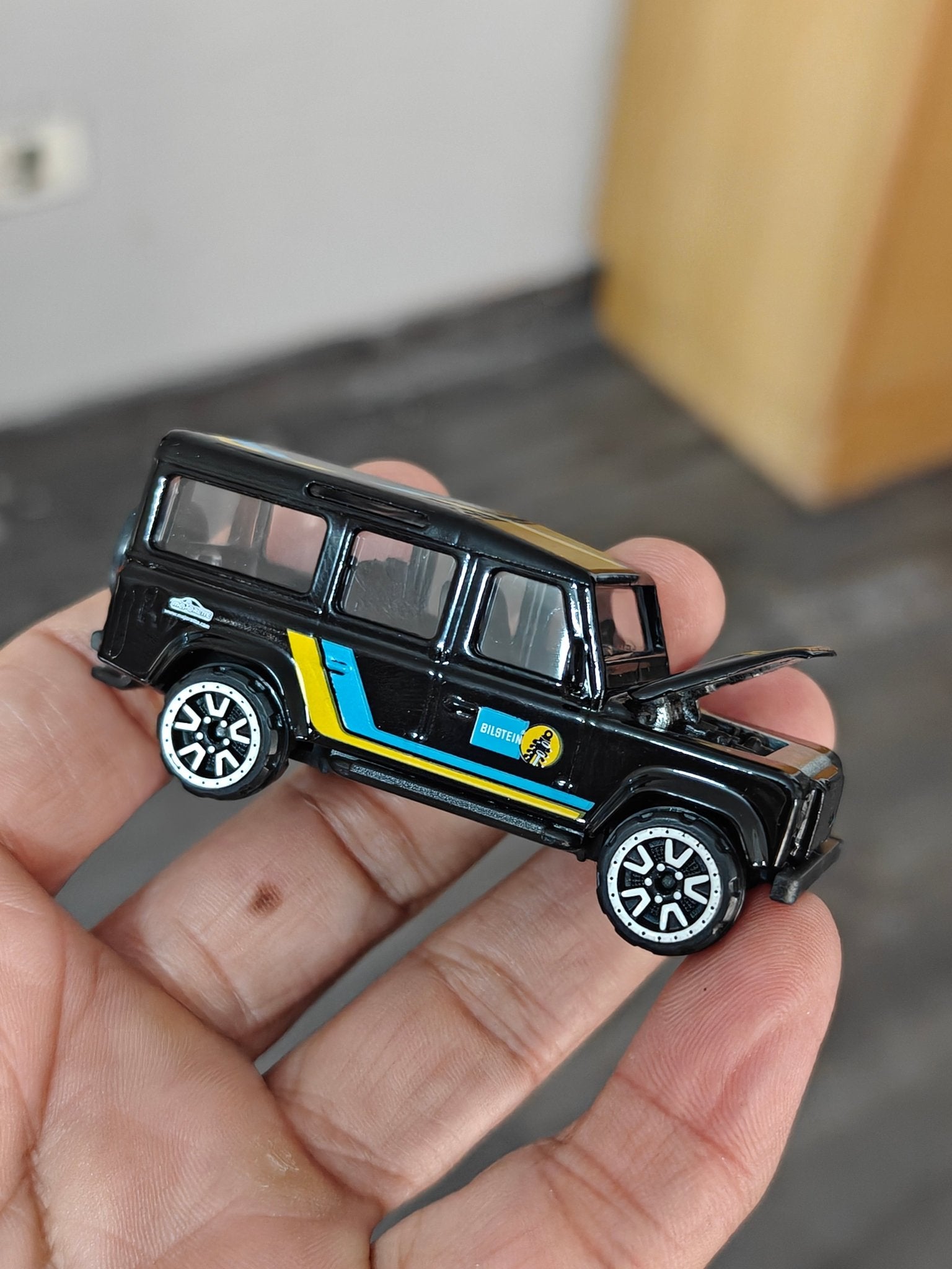 Majorette Land Rover Defender 110 - Black (Uncarded - New) - Kinder Logs