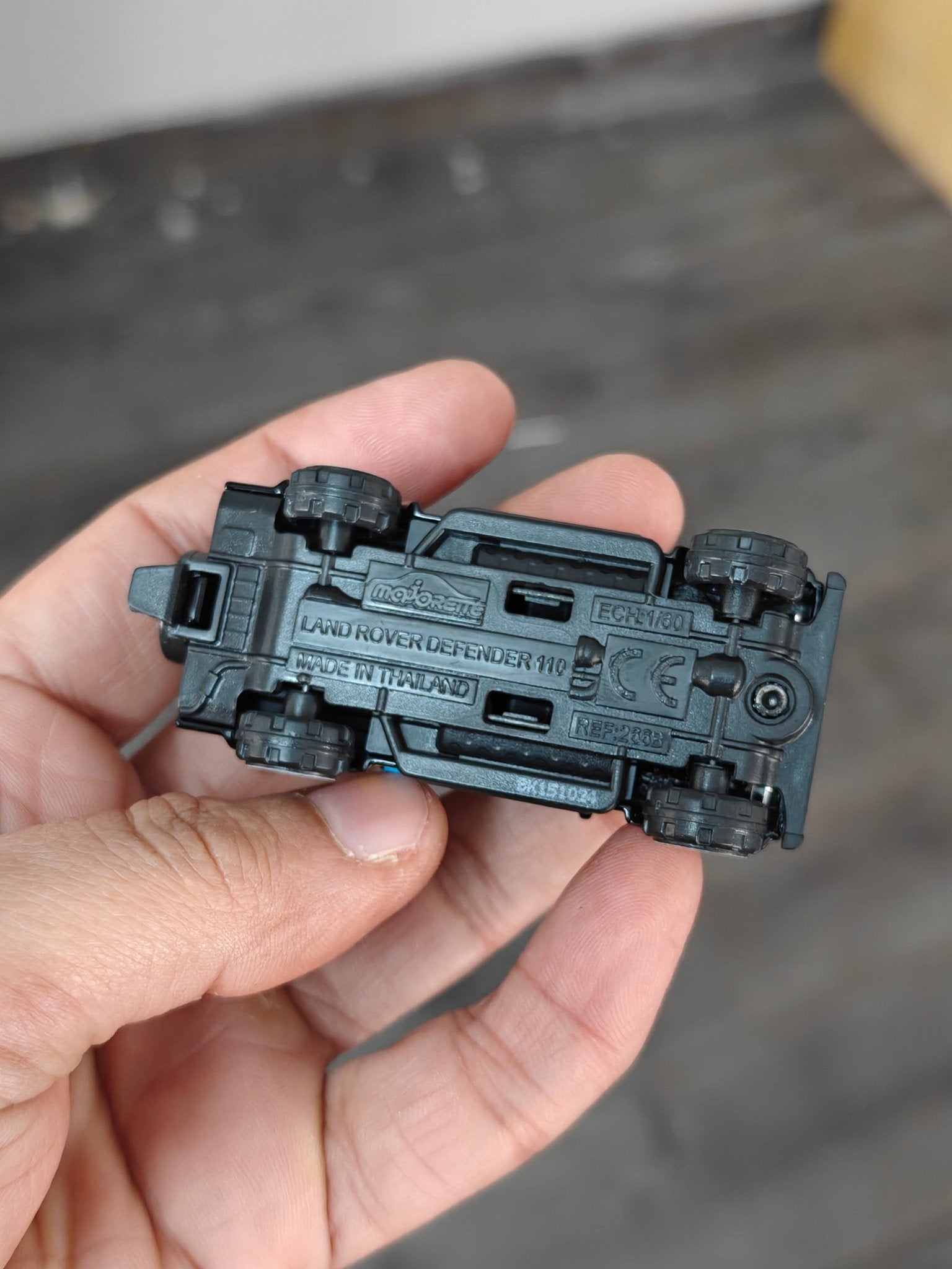 Majorette Land Rover Defender 110 - Black (Uncarded - New) - Kinder Logs