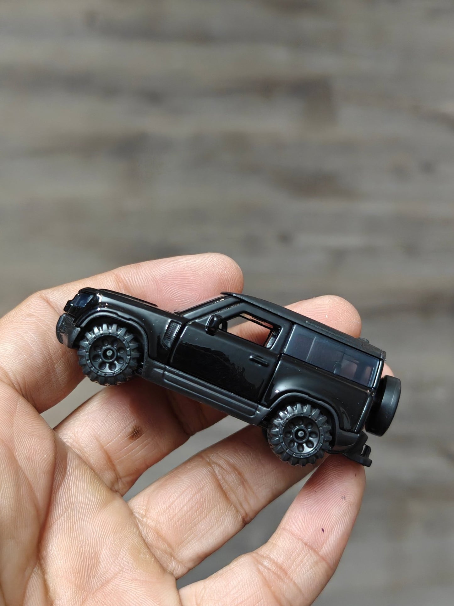 Majorette Land Rover Defender 90 Black Edition (Uncarded - New) - Kinder Logs