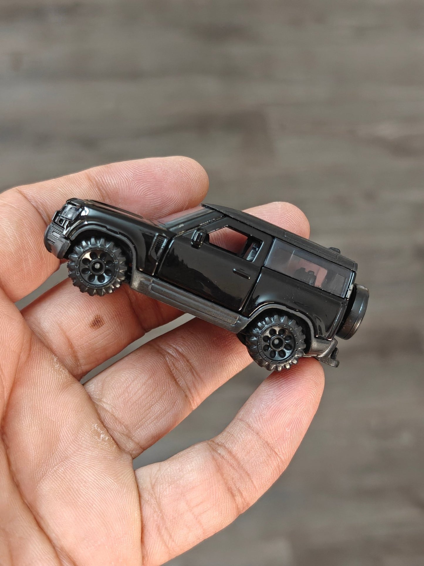 Majorette Land Rover Defender 90 Black Edition (Uncarded - New) - Kinder Logs
