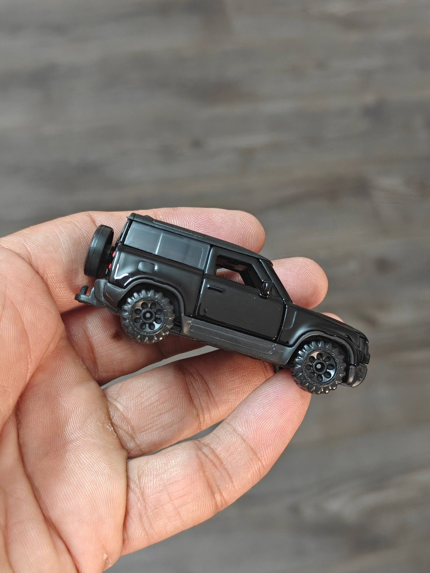Majorette Land Rover Defender 90 Black Edition (Uncarded - New) - Kinder Logs