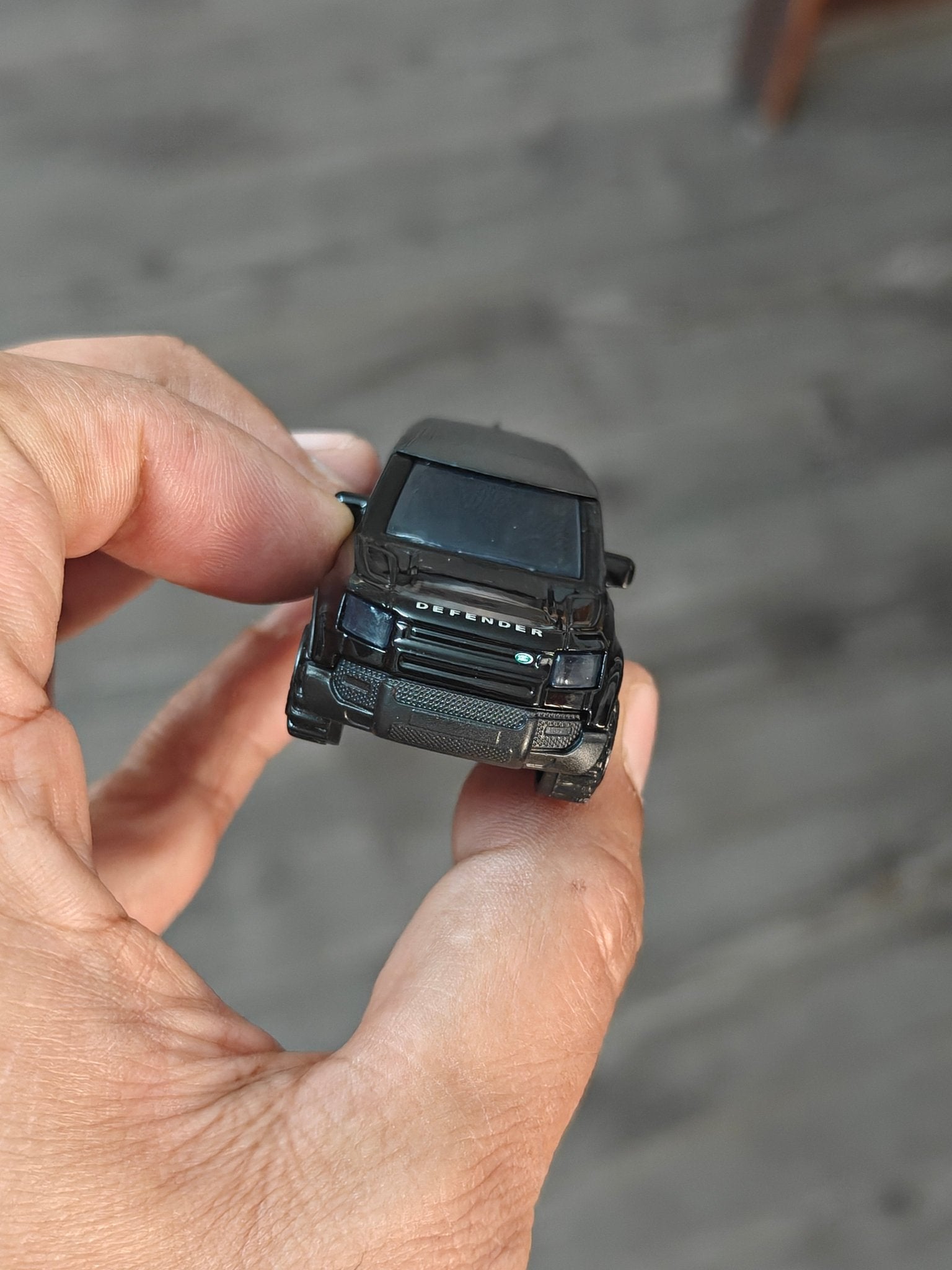 Majorette Land Rover Defender 90 Black Edition (Uncarded - New) - Kinder Logs