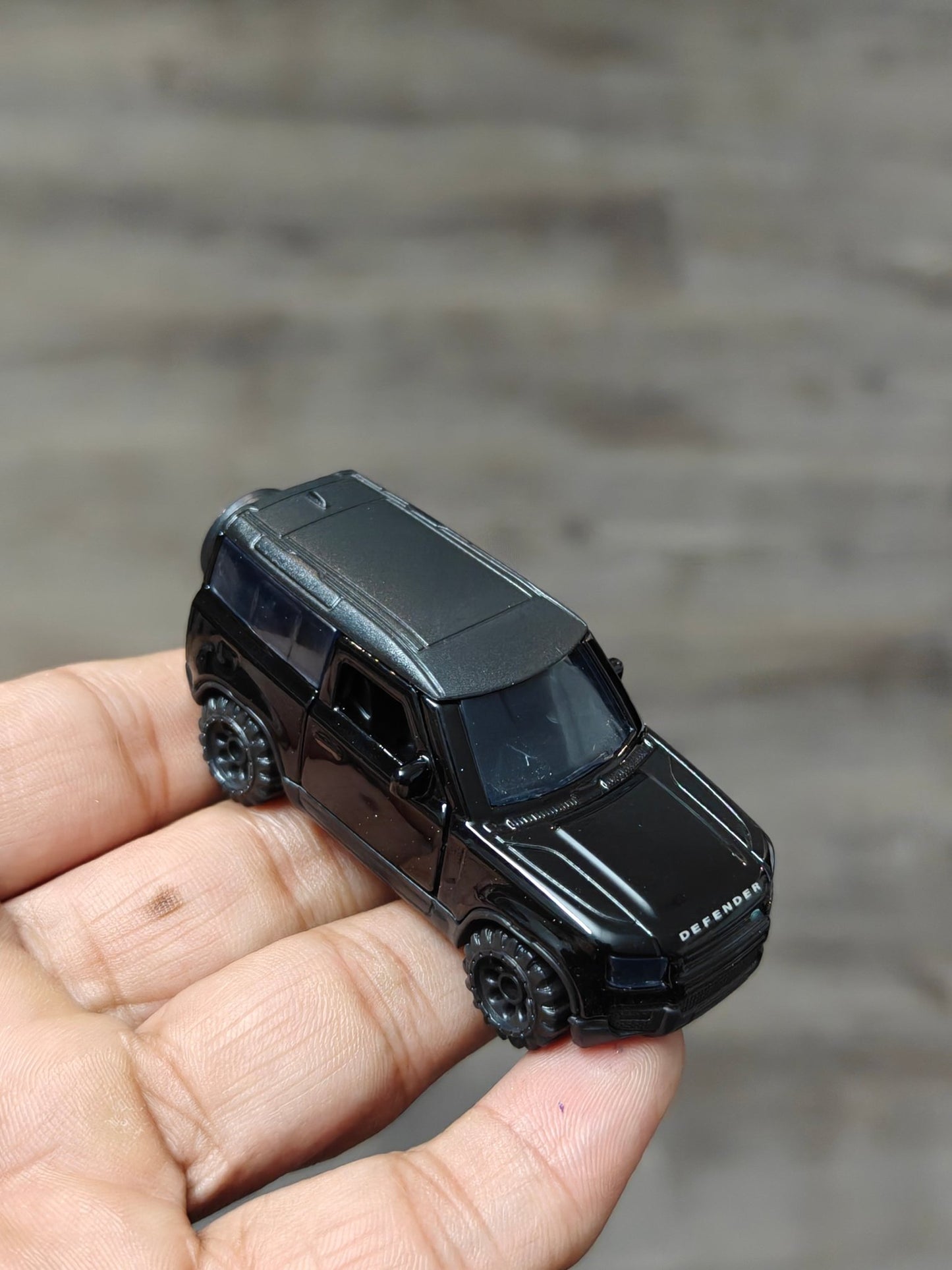 Majorette Land Rover Defender 90 Black Edition (Uncarded - New) - Kinder Logs
