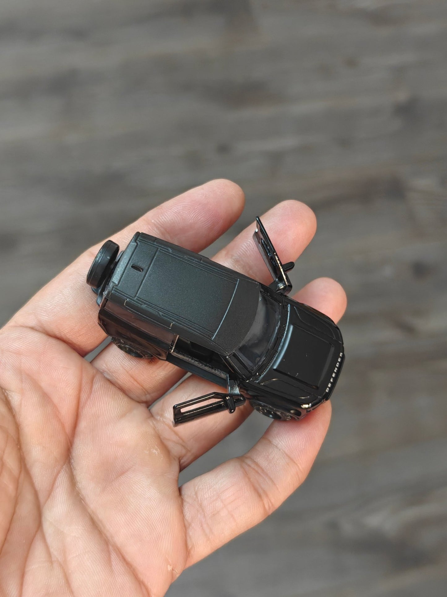 Majorette Land Rover Defender 90 Black Edition (Uncarded - New) - Kinder Logs