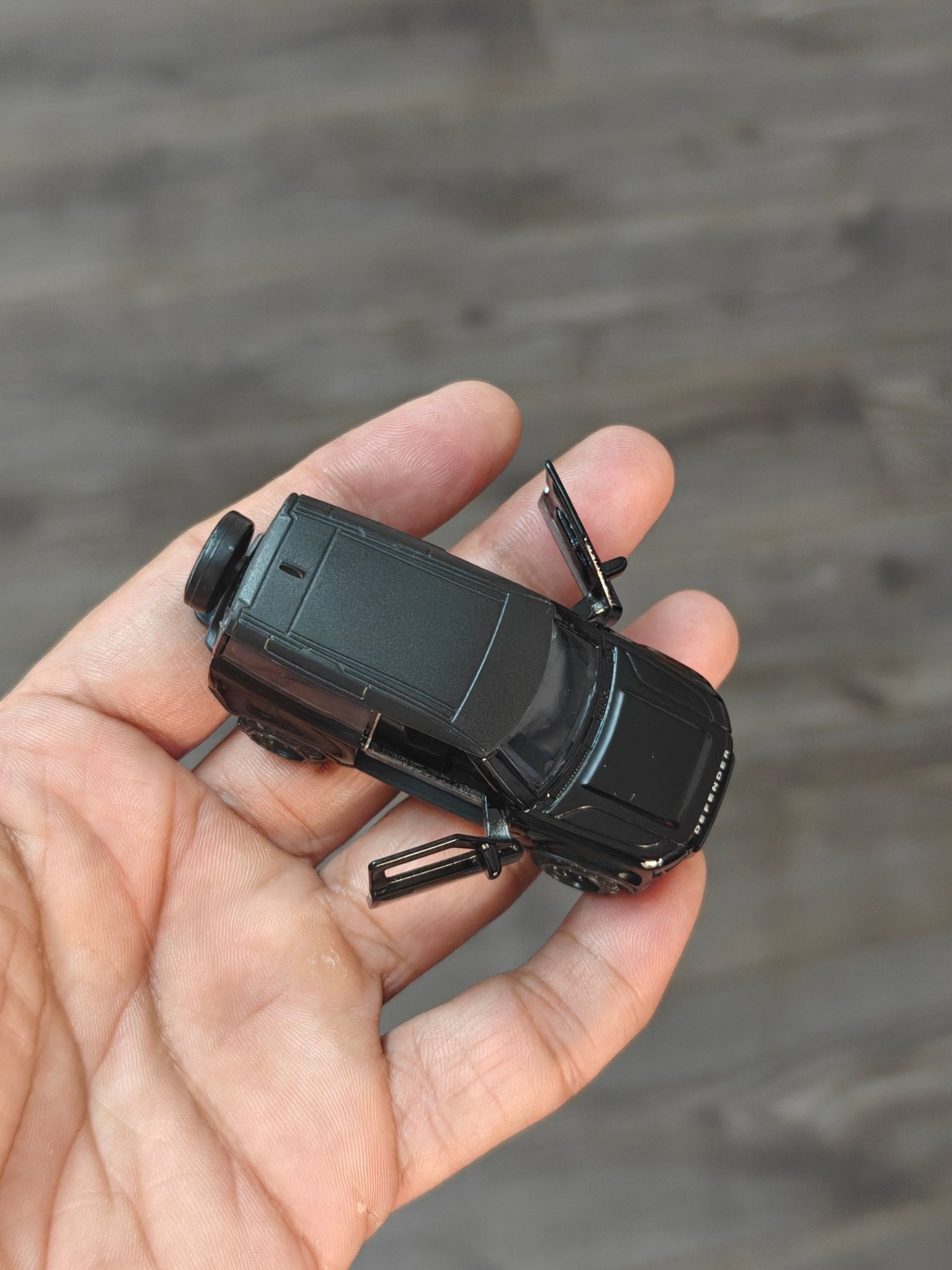 Majorette Land Rover Defender 90 Black Edition (Uncarded - New) - Kinder Logs