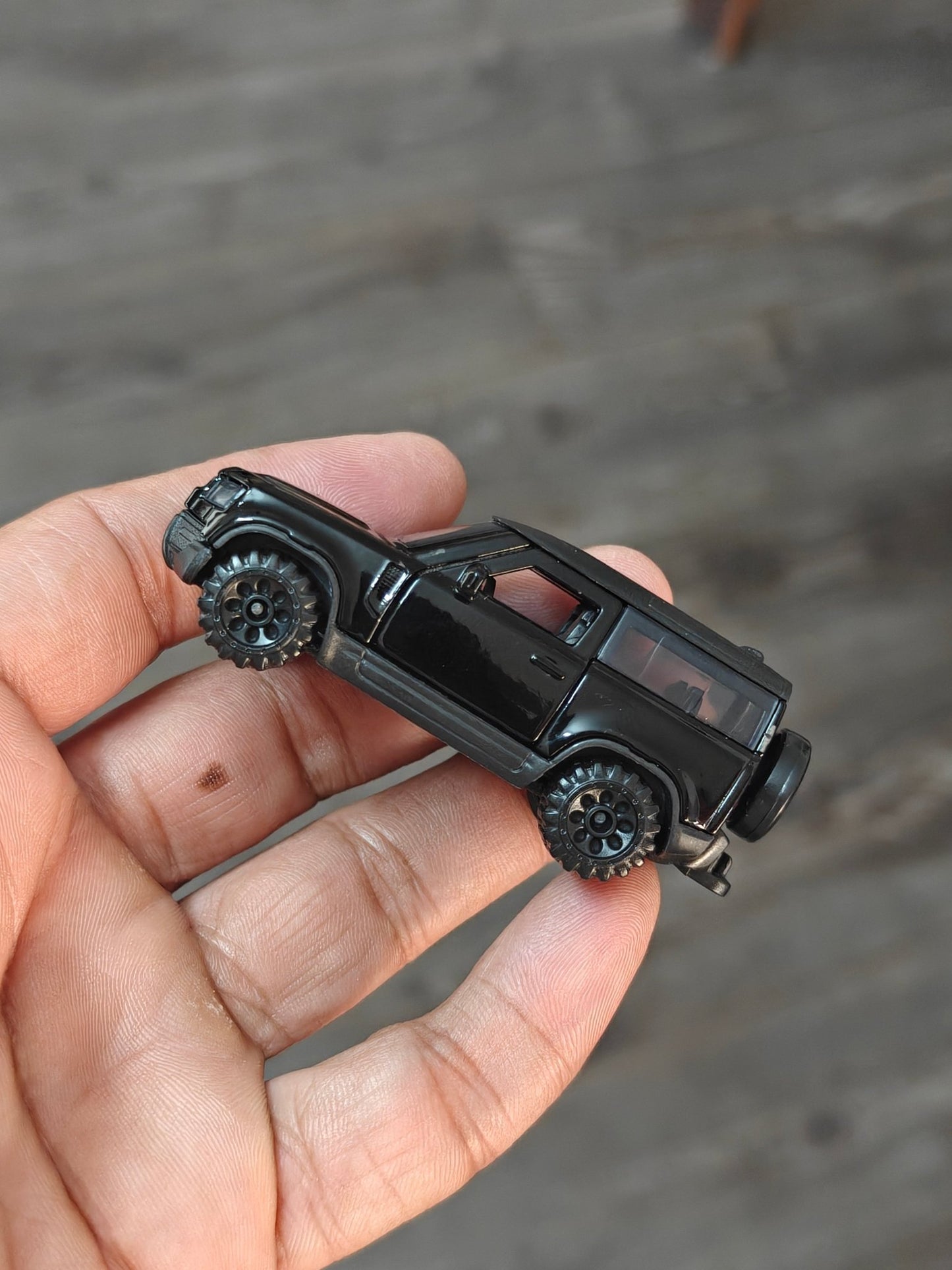 Majorette Land Rover Defender 90 Black Edition (Uncarded - New) - Kinder Logs
