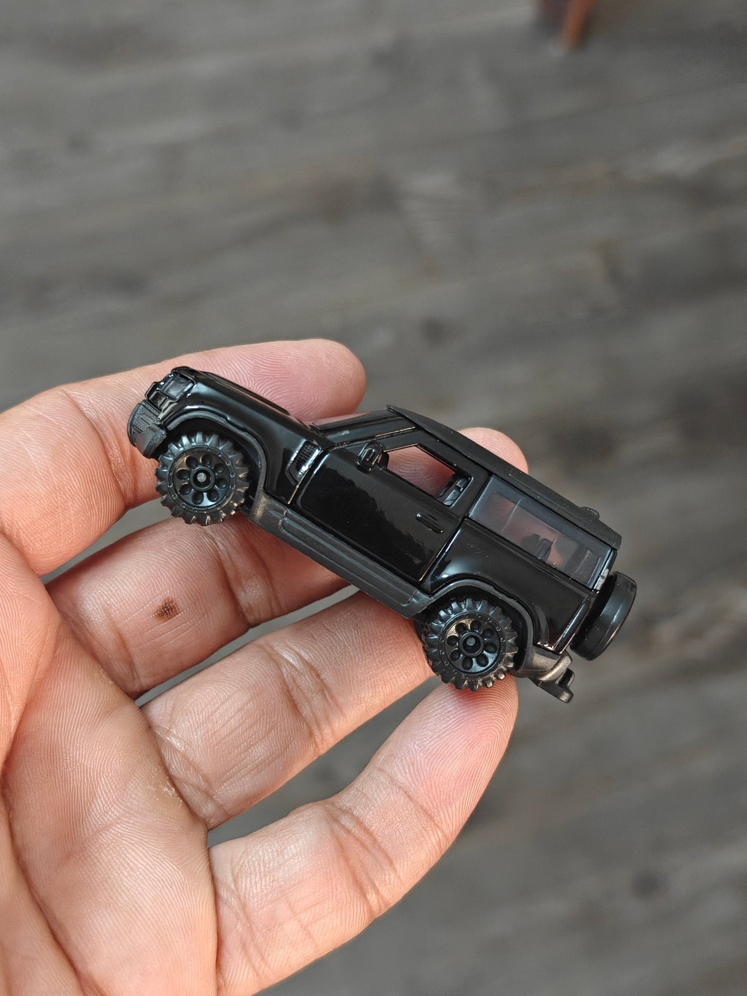 Majorette Land Rover Defender 90 Black Edition (Uncarded - New) - Kinder Logs