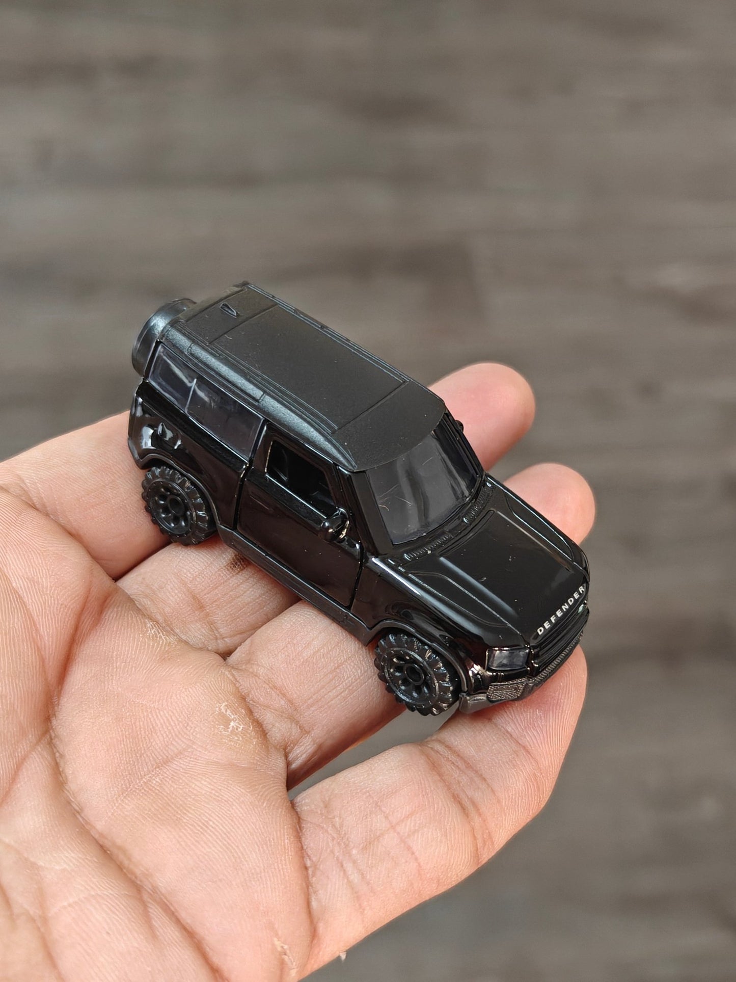Majorette Land Rover Defender 90 Black Edition (Uncarded - New) - Kinder Logs