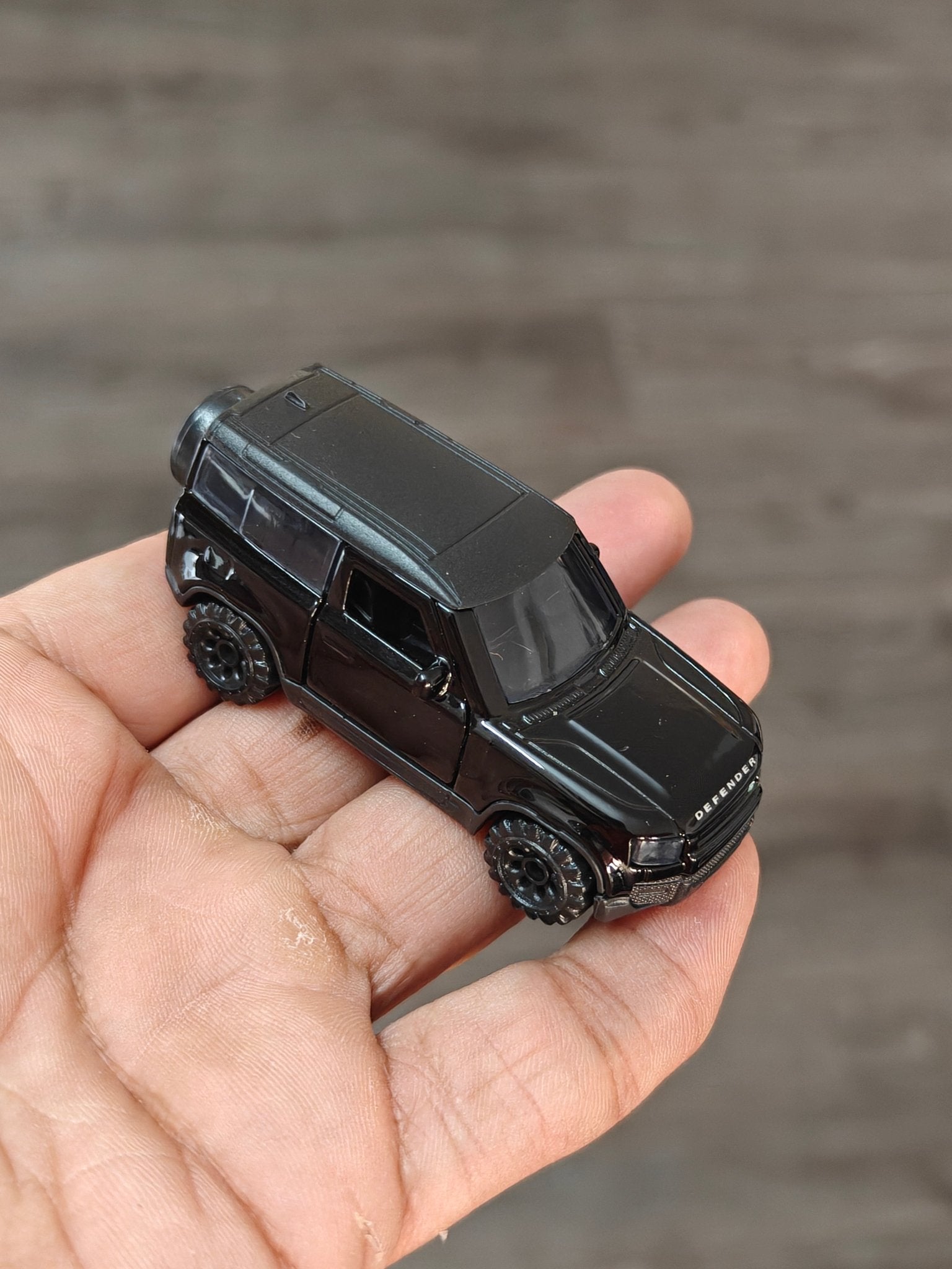 Majorette Land Rover Defender 90 Black Edition (Uncarded - New) - Kinder Logs