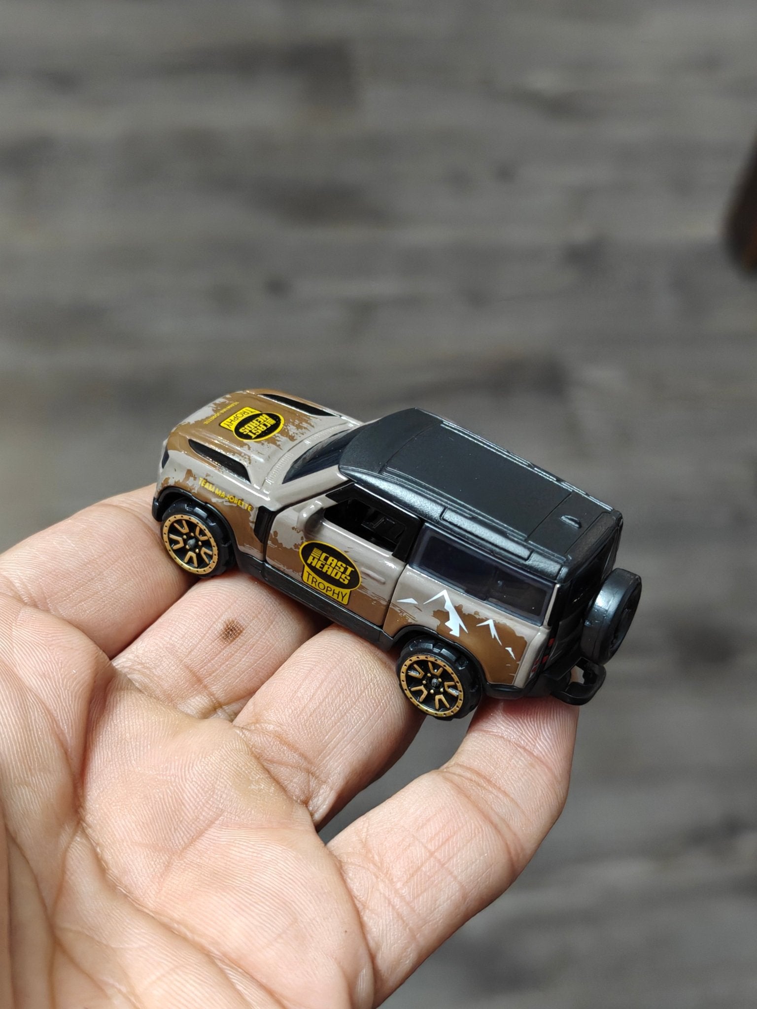 Majorette Land Rover Defender 90 Cast Heads Trophy (Uncarded - New) - Kinder Logs