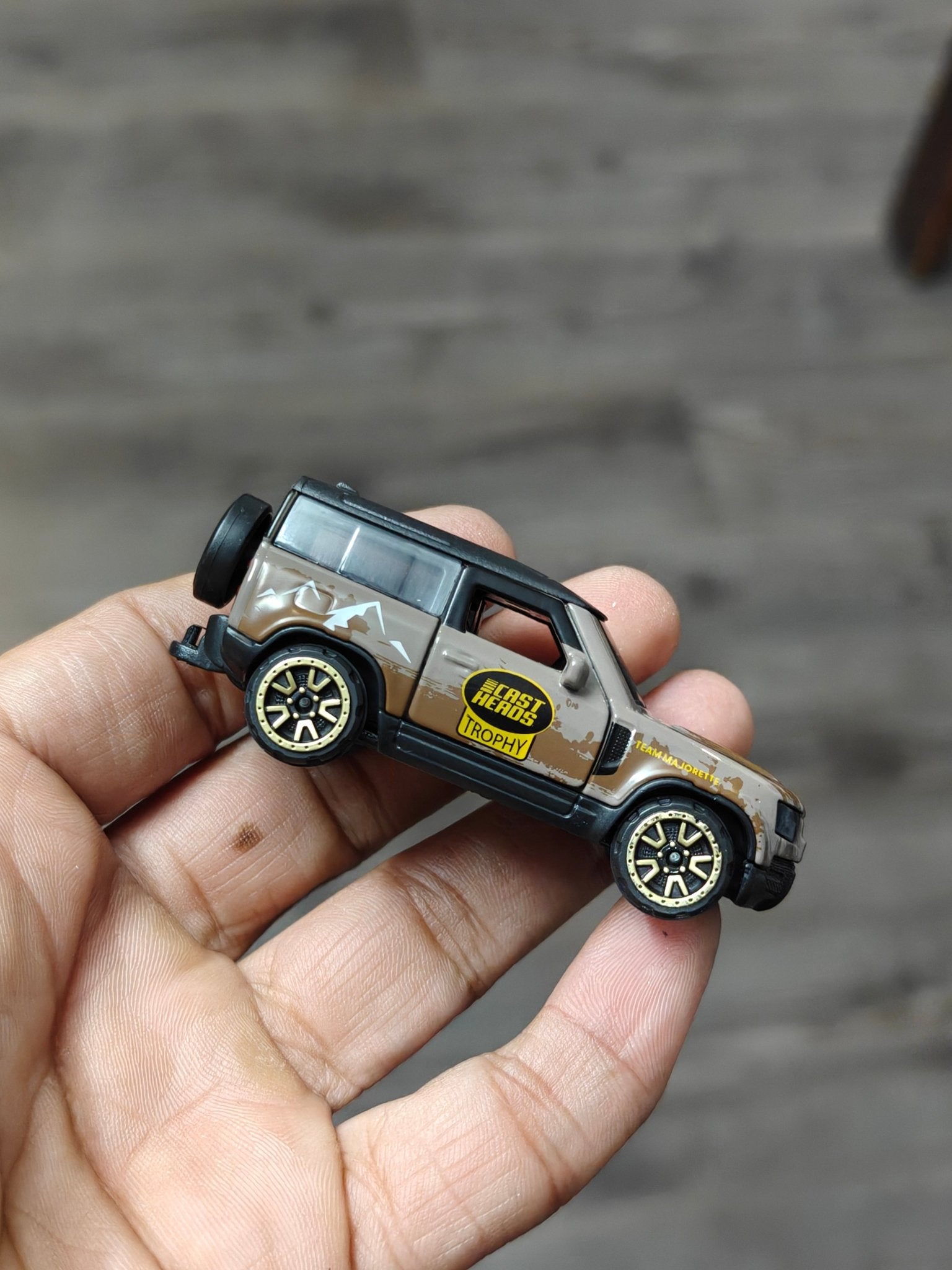 Majorette Land Rover Defender 90 Cast Heads Trophy (Uncarded - New) - Kinder Logs