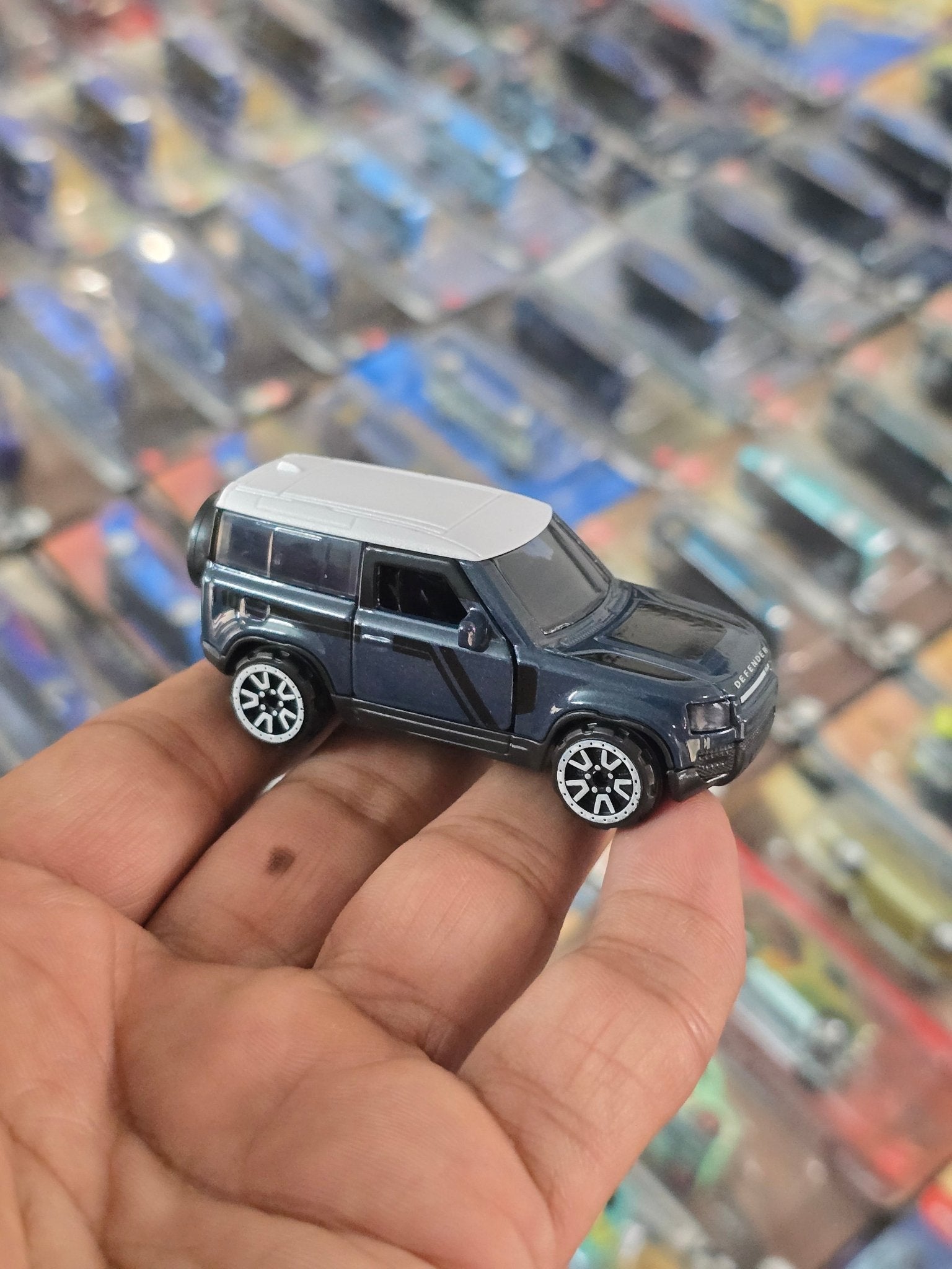 Majorette Land Rover Defender 90 With Airstream Sport 16 (Uncarded) - Kinder Logs