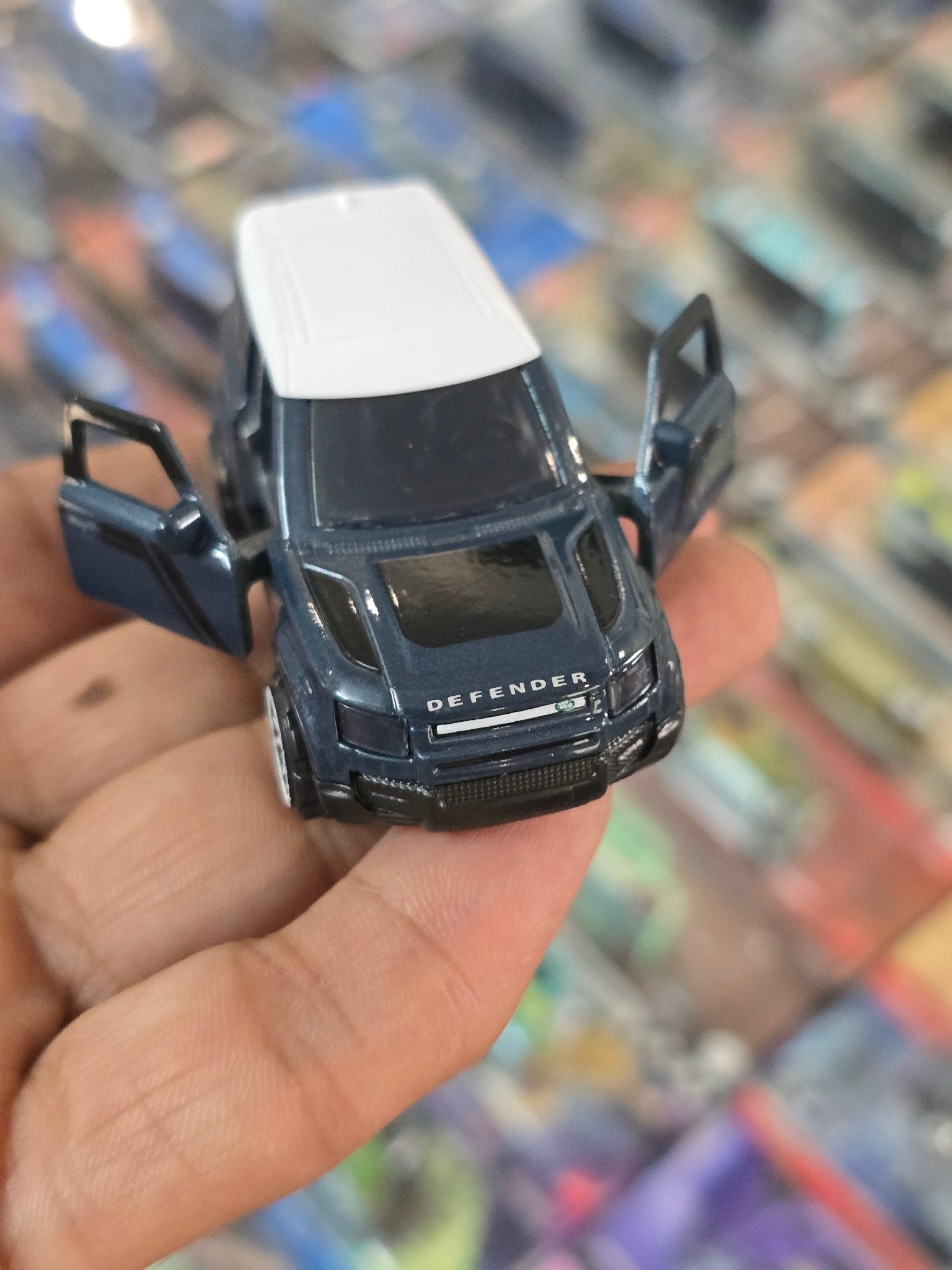 Majorette Land Rover Defender 90 With Airstream Sport 16 (Uncarded) - Kinder Logs