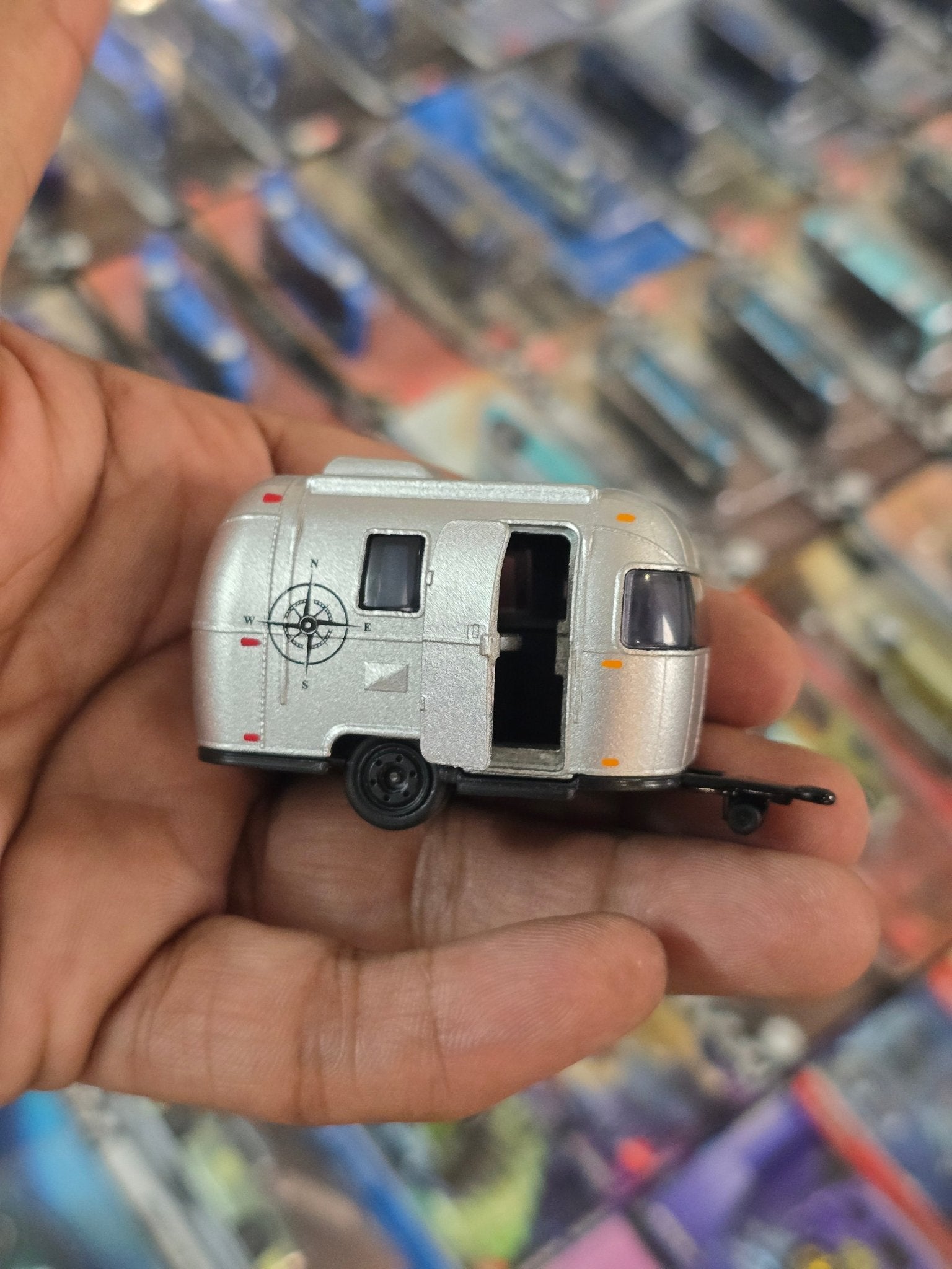 Majorette Land Rover Defender 90 With Airstream Sport 16 (Uncarded) - Kinder Logs