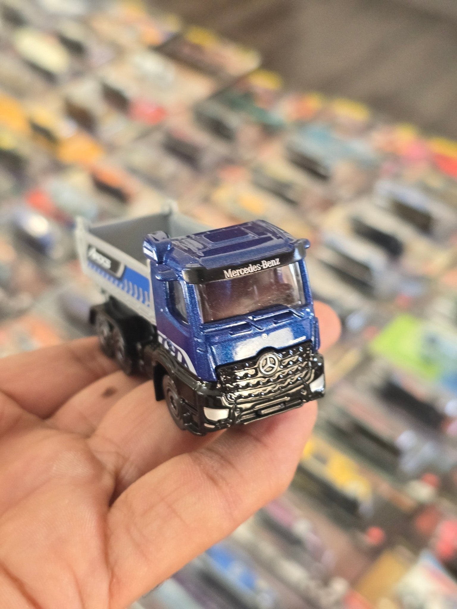 Majorette Mercedes - Benz Arocs Truck (Uncarded) - Kinder Logs