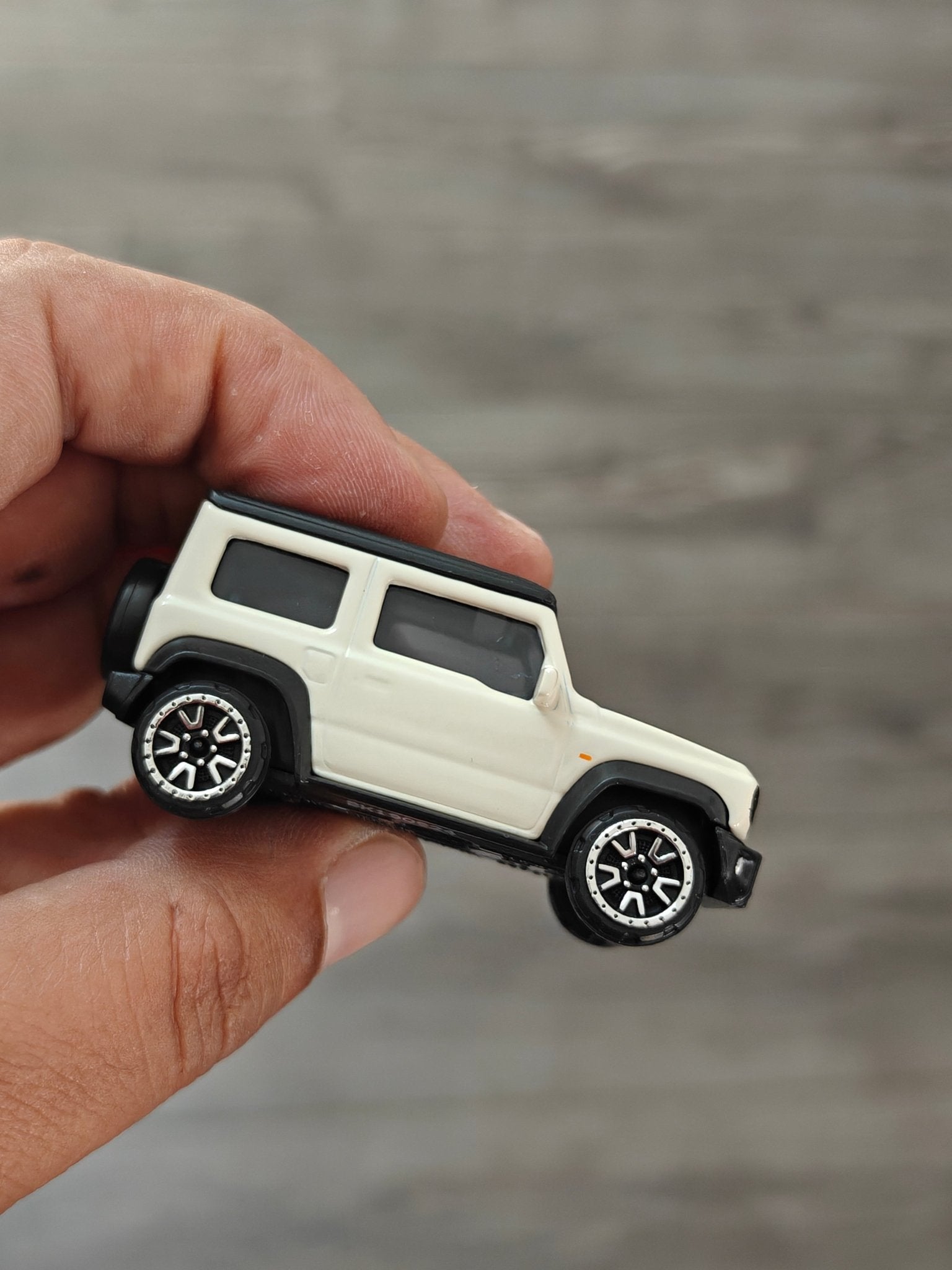 Majorette Suzuki Jimny - Cream (Uncarded) - Kinder Logs