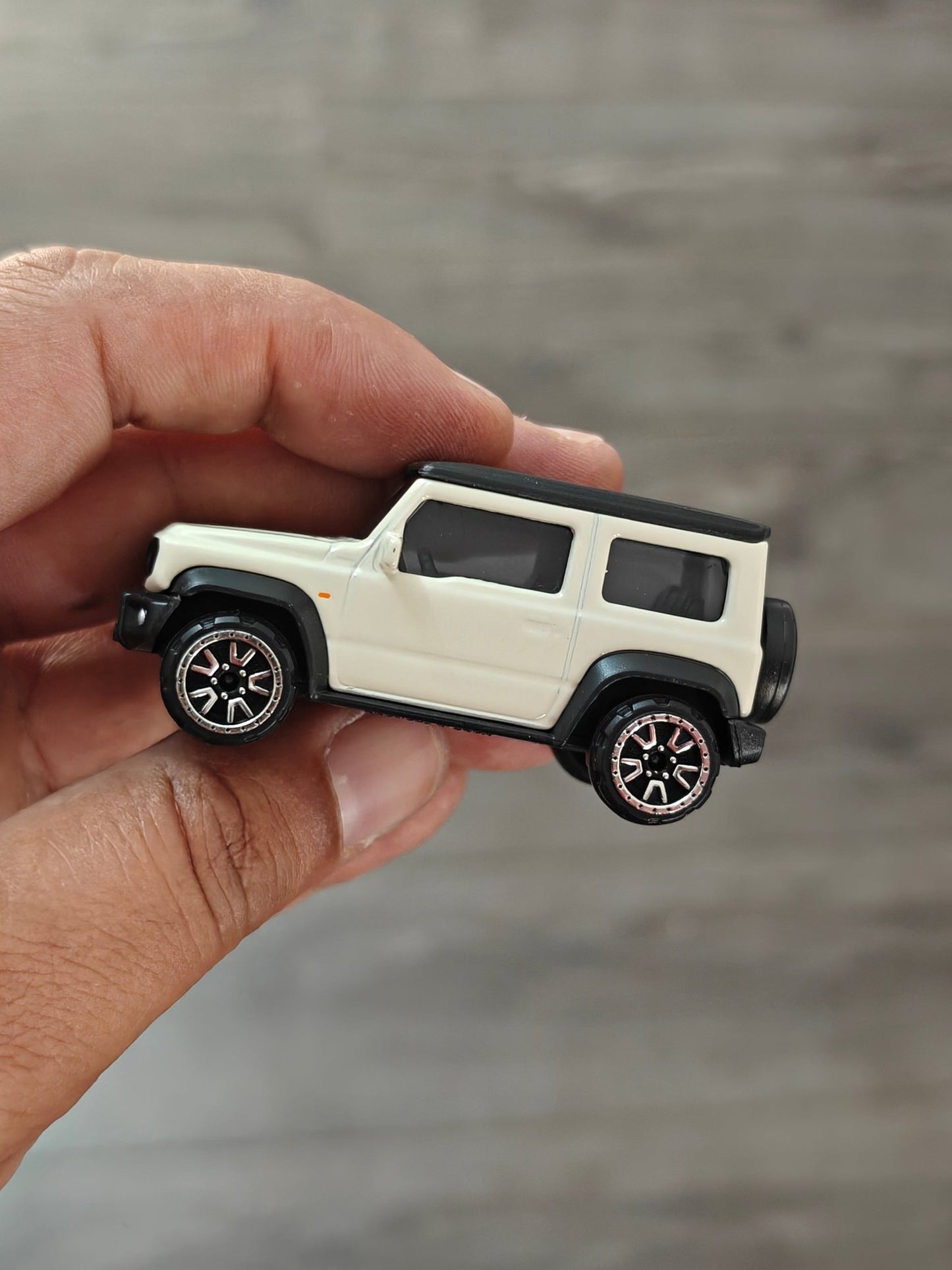 Majorette Suzuki Jimny - Cream (Uncarded) - Kinder Logs