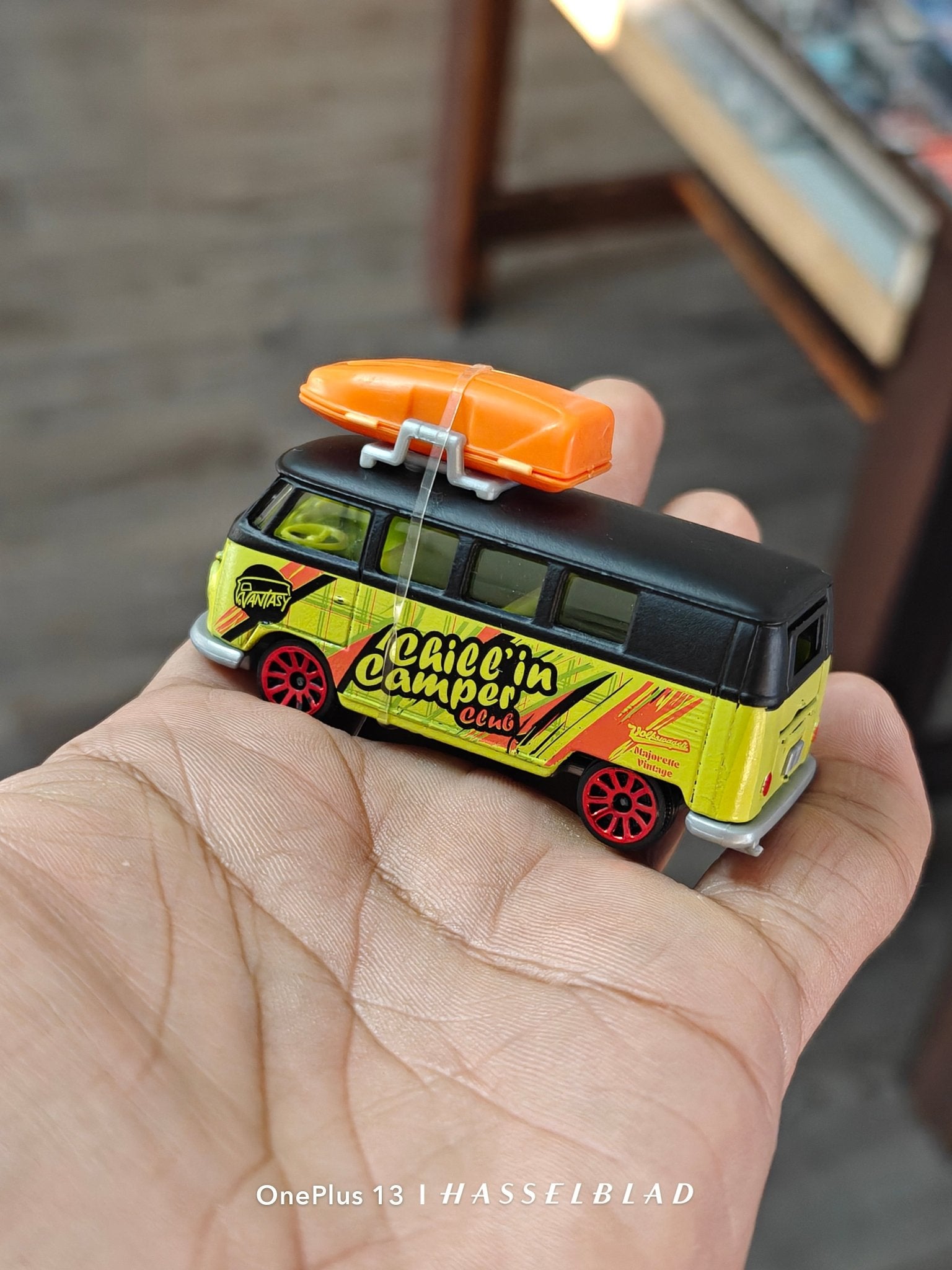 Majorette Volkswagen Bus - Chilling Camper Club (Uncarded - New) - Kinder Logs