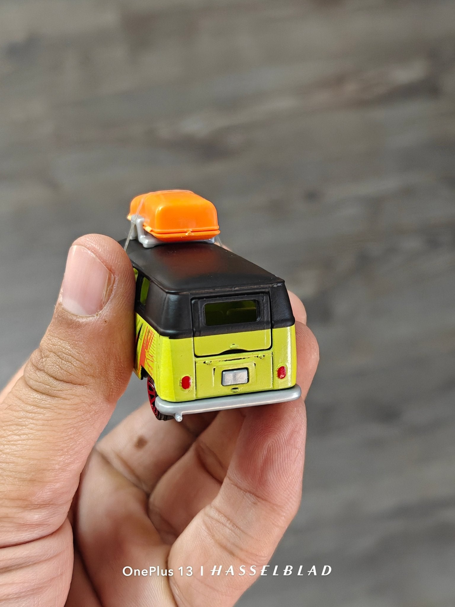 Majorette Volkswagen Bus - Chilling Camper Club (Uncarded - New) - Kinder Logs